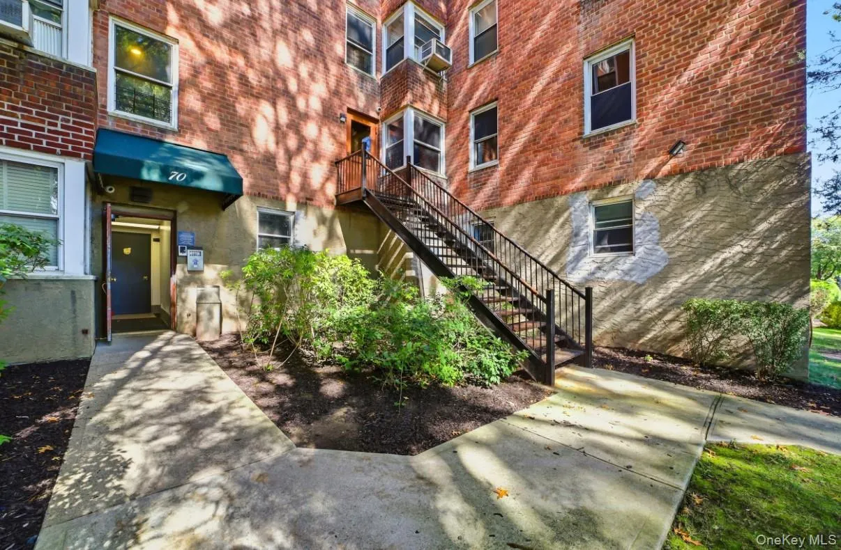 70 Locust Avenue, New Rochelle, NY, 2 Bedrooms Bedrooms, 4 Rooms Rooms,1 BathroomBathrooms,Residential,For Rent,Locust Avenue,0,1061828 70 Locust Avenue, New Rochelle, NY, 2 Bedrooms Bedrooms, 4 Rooms Rooms,1 BathroomBathrooms,Residential,For Rent,Locust Avenue,0,1061828