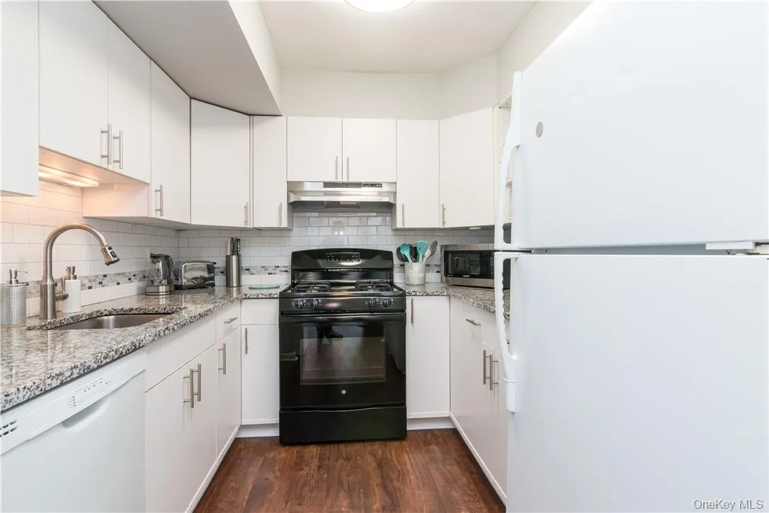 100 Chatterton Avenue, White Plains, NY, 2 Bedroom Bedrooms, 6 Room Rooms,2 BathroomBathrooms,Residential Lease,For Rent,Chatterton,0,1061873 100 Chatterton Avenue, White Plains, NY, 2 Bedroom Bedrooms, 6 Room Rooms,2 BathroomBathrooms,Residential Lease,For Rent,Chatterton,0,1061873
