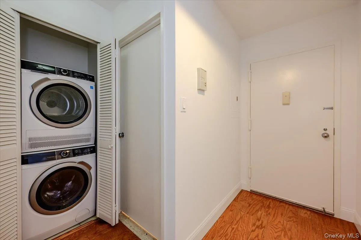 360 Shore Road, Long Beach, NY, 1 Bedroom Bedrooms, 4 Rooms Rooms,1 BathroomBathrooms,Residential,For Rent,Shore,0,1061911 360 Shore Road, Long Beach, NY, 1 Bedroom Bedrooms, 4 Rooms Rooms,1 BathroomBathrooms,Residential,For Rent,Shore,0,1061911