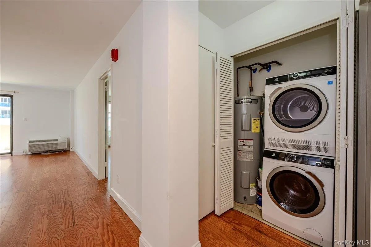 360 Shore Road, Long Beach, NY, 1 Bedroom Bedrooms, 4 Rooms Rooms,1 BathroomBathrooms,Residential,For Rent,Shore,0,1061911 360 Shore Road, Long Beach, NY, 1 Bedroom Bedrooms, 4 Rooms Rooms,1 BathroomBathrooms,Residential,For Rent,Shore,0,1061911