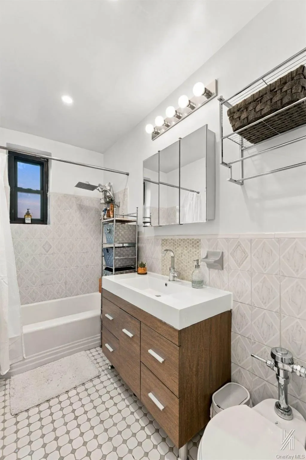 88-09 Northern Boulevard, New York, NY, 1 Bedroom Bedrooms, 3 Rooms Rooms,1 BathroomBathrooms,Residential,For Rent,Northern,0,1062032 88-09 Northern Boulevard, New York, NY, 1 Bedroom Bedrooms, 3 Rooms Rooms,1 BathroomBathrooms,Residential,For Rent,Northern,0,1062032