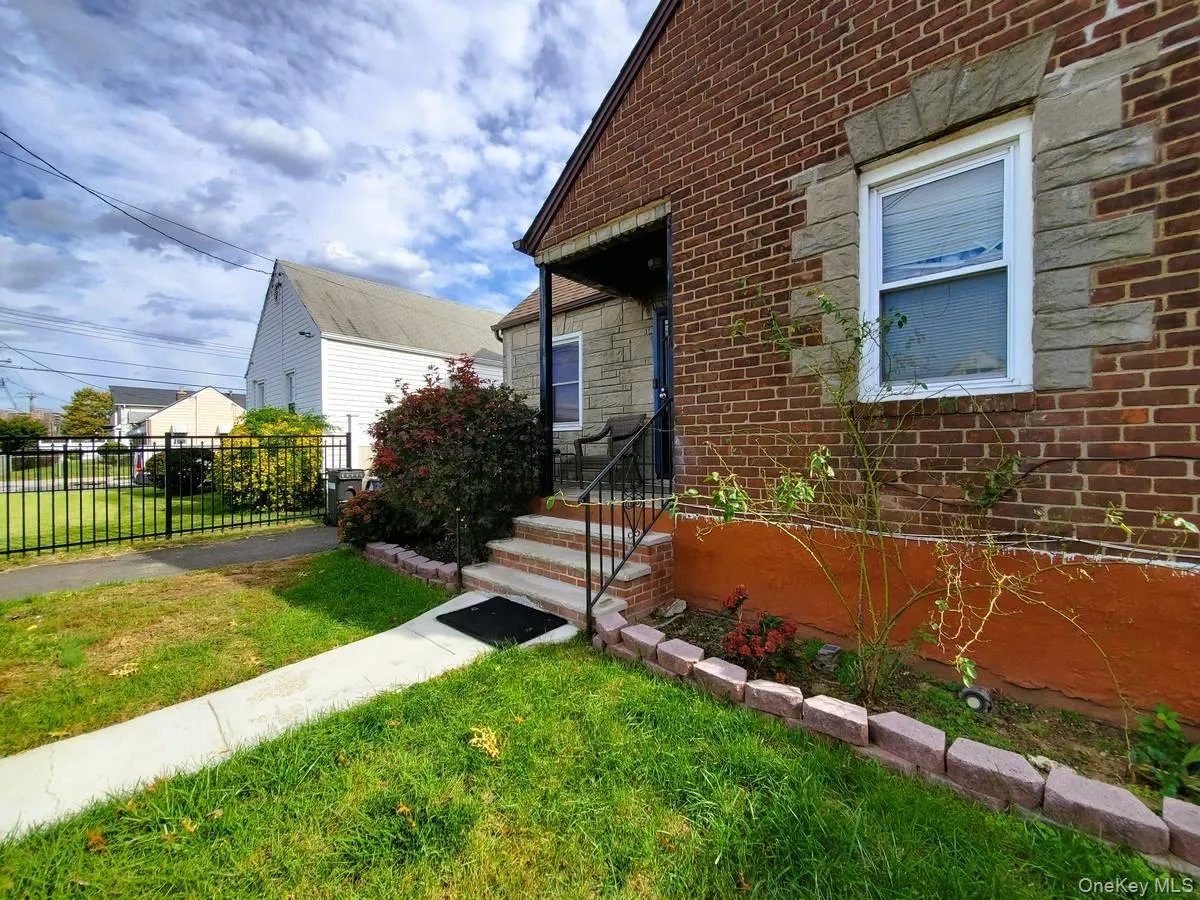 15316 132nd Avenue, New York, NY, 3 Bedrooms Bedrooms, 6 Rooms Rooms,1 BathroomBathrooms,Residential,For Rent,132nd,0,1062068 15316 132nd Avenue, New York, NY, 3 Bedrooms Bedrooms, 6 Rooms Rooms,1 BathroomBathrooms,Residential,For Rent,132nd,0,1062068