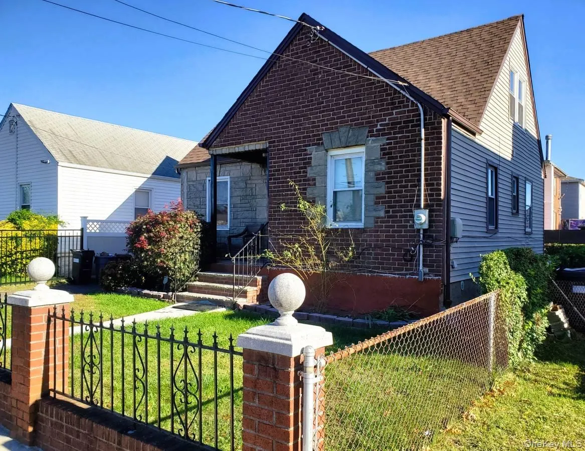 15316 132nd Avenue, New York, NY, 3 Bedrooms Bedrooms, 6 Rooms Rooms,1 BathroomBathrooms,Residential,For Rent,132nd,0,1062068 15316 132nd Avenue, New York, NY, 3 Bedrooms Bedrooms, 6 Rooms Rooms,1 BathroomBathrooms,Residential,For Rent,132nd,0,1062068