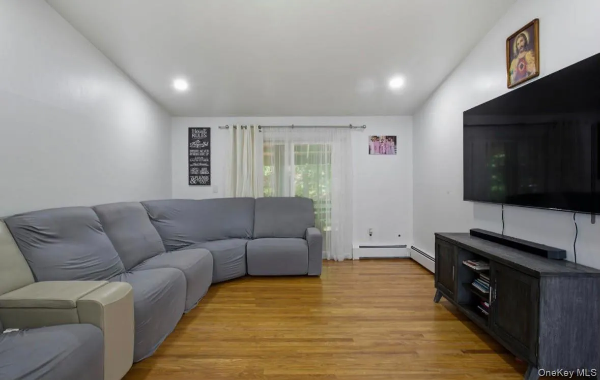 4 Medford Place, Clarkstown, NY, 4 Bedroom Bedrooms, 10 Room Rooms,2 BathroomBathrooms,Residential Lease,For Rent,Medford,0,1062178 4 Medford Place, Clarkstown, NY, 4 Bedroom Bedrooms, 10 Room Rooms,2 BathroomBathrooms,Residential Lease,For Rent,Medford,0,1062178