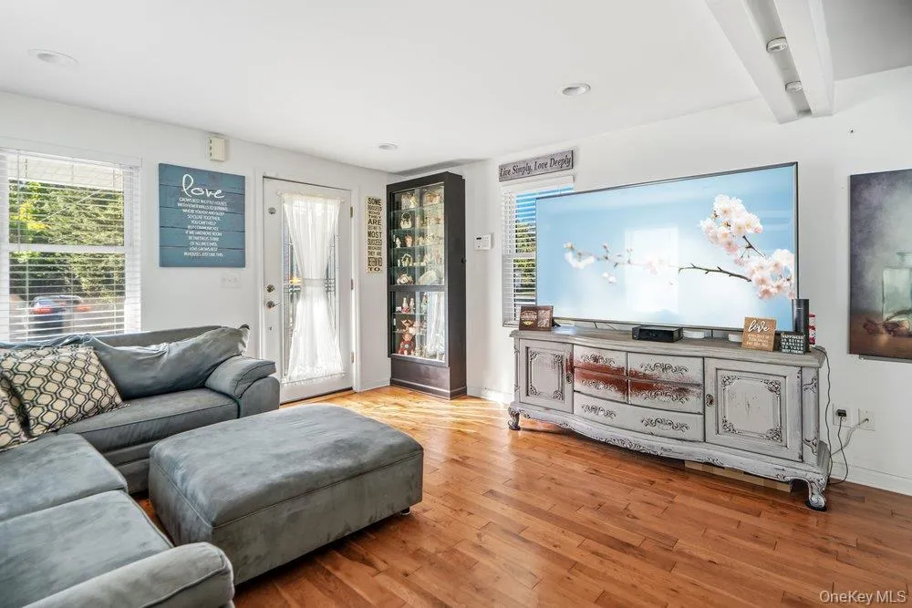 83 Nottingham Avenue, Brookhaven, NY, 1 Bedroom Bedrooms, 4 Rooms Rooms,1 BathroomBathrooms,Residential,For Rent,Nottingham,0,1062196 83 Nottingham Avenue, Brookhaven, NY, 1 Bedroom Bedrooms, 4 Rooms Rooms,1 BathroomBathrooms,Residential,For Rent,Nottingham,0,1062196