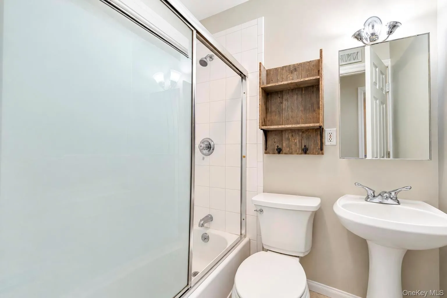 48 Hart Avenue, Southampton, NY, 3 Bedrooms Bedrooms, 6 Rooms Rooms,1 BathroomBathrooms,Residential,For Rent,Hart,0,1062200 48 Hart Avenue, Southampton, NY, 3 Bedrooms Bedrooms, 6 Rooms Rooms,1 BathroomBathrooms,Residential,For Rent,Hart,0,1062200