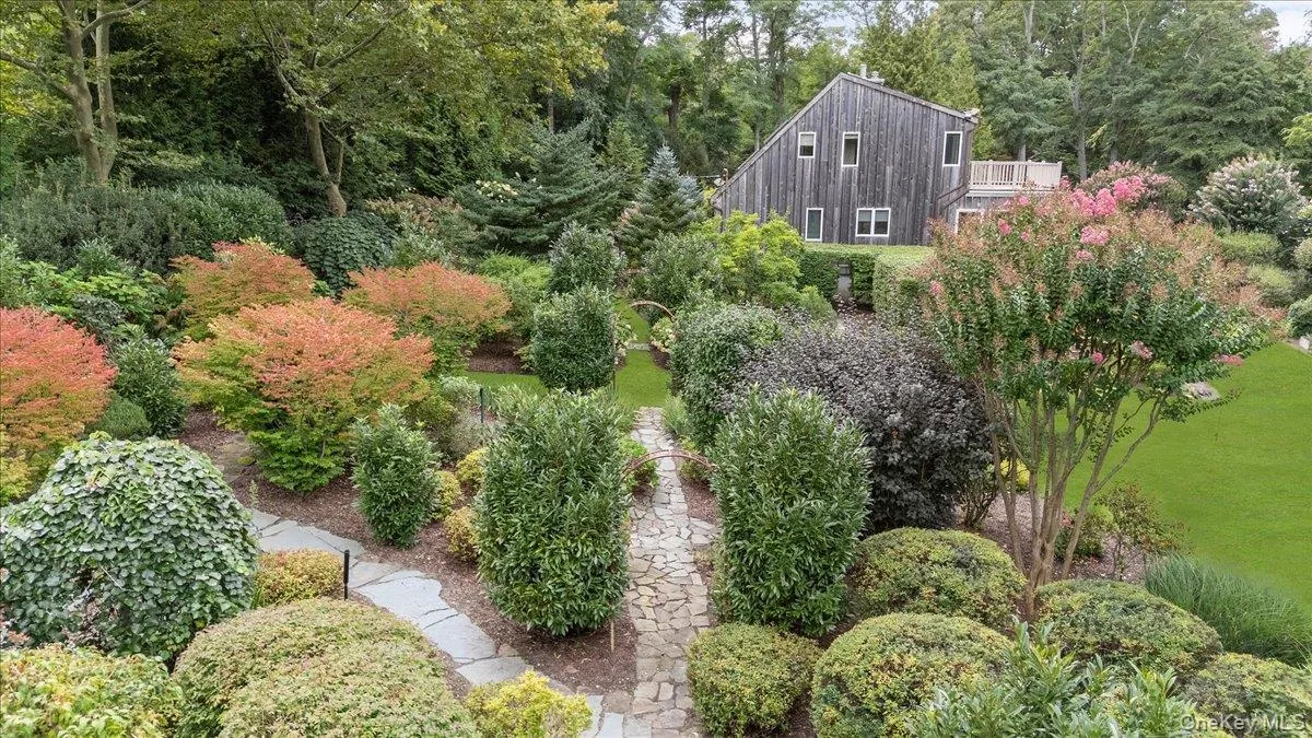 2785 Noyack Road, Southampton, New York 11963
