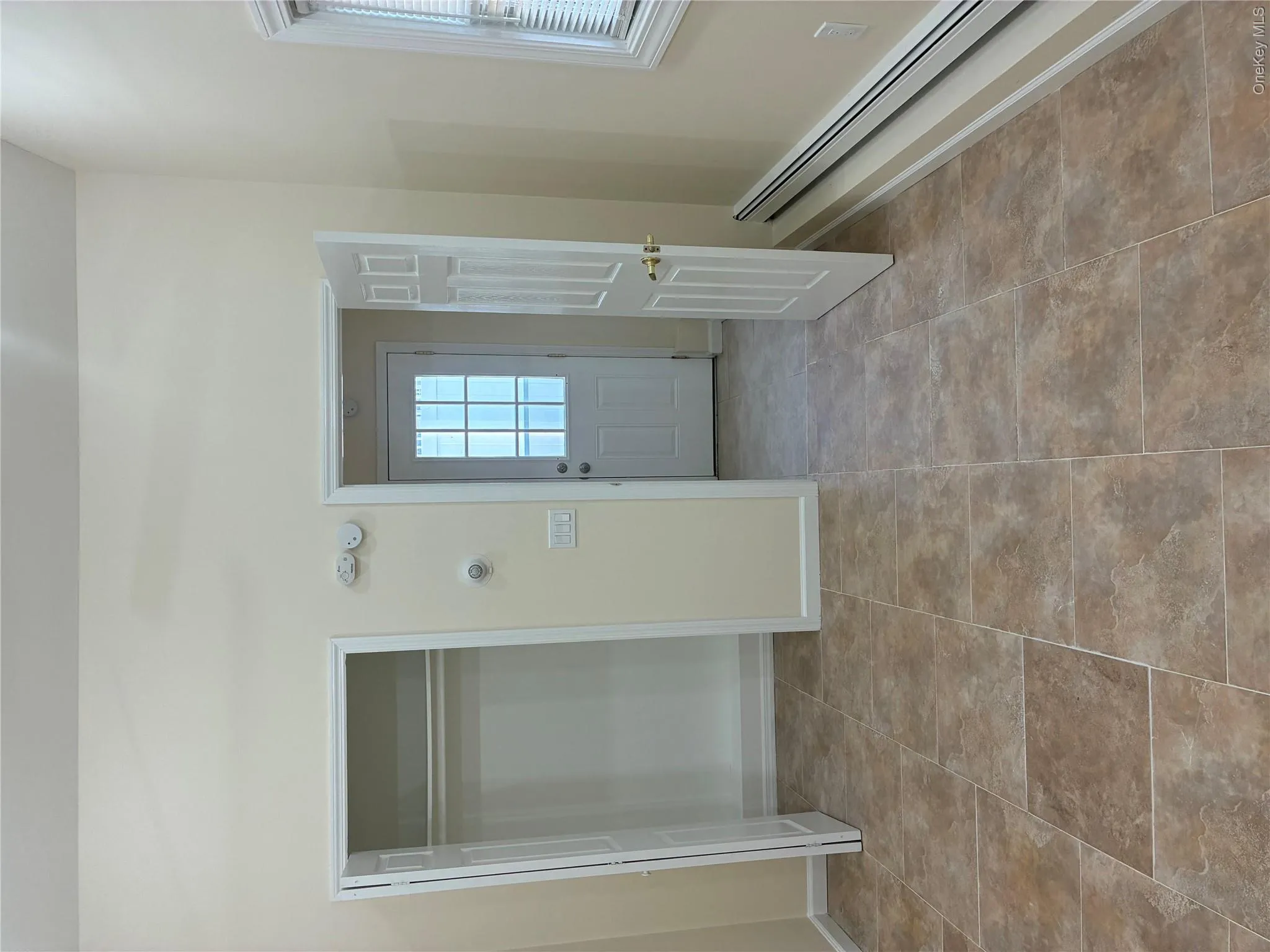 5 th bedroom w/private entrance 5 th bedroom w/private entrance