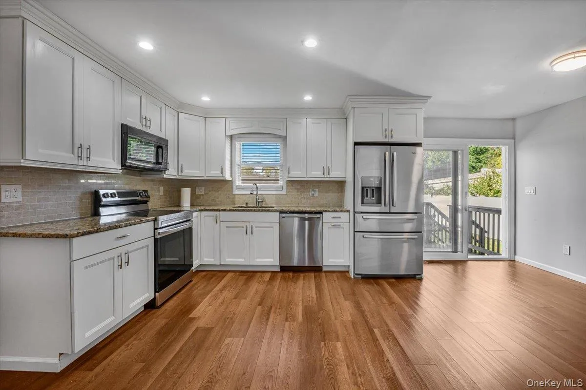 14 Prescott Avenue, Huntington, NY, 2 Bedroom Bedrooms, 4 Room Rooms,1 BathroomBathrooms,Residential Lease,For Rent,Prescott,0,1062240 14 Prescott Avenue, Huntington, NY, 2 Bedroom Bedrooms, 4 Room Rooms,1 BathroomBathrooms,Residential Lease,For Rent,Prescott,0,1062240