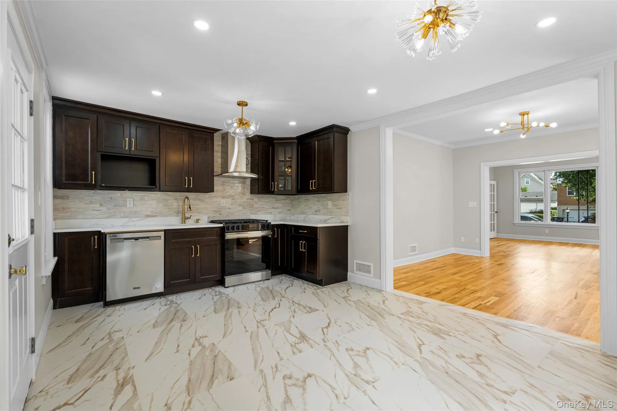 Beautifully renovated eat-in kitchen Beautifully renovated eat-in kitchen