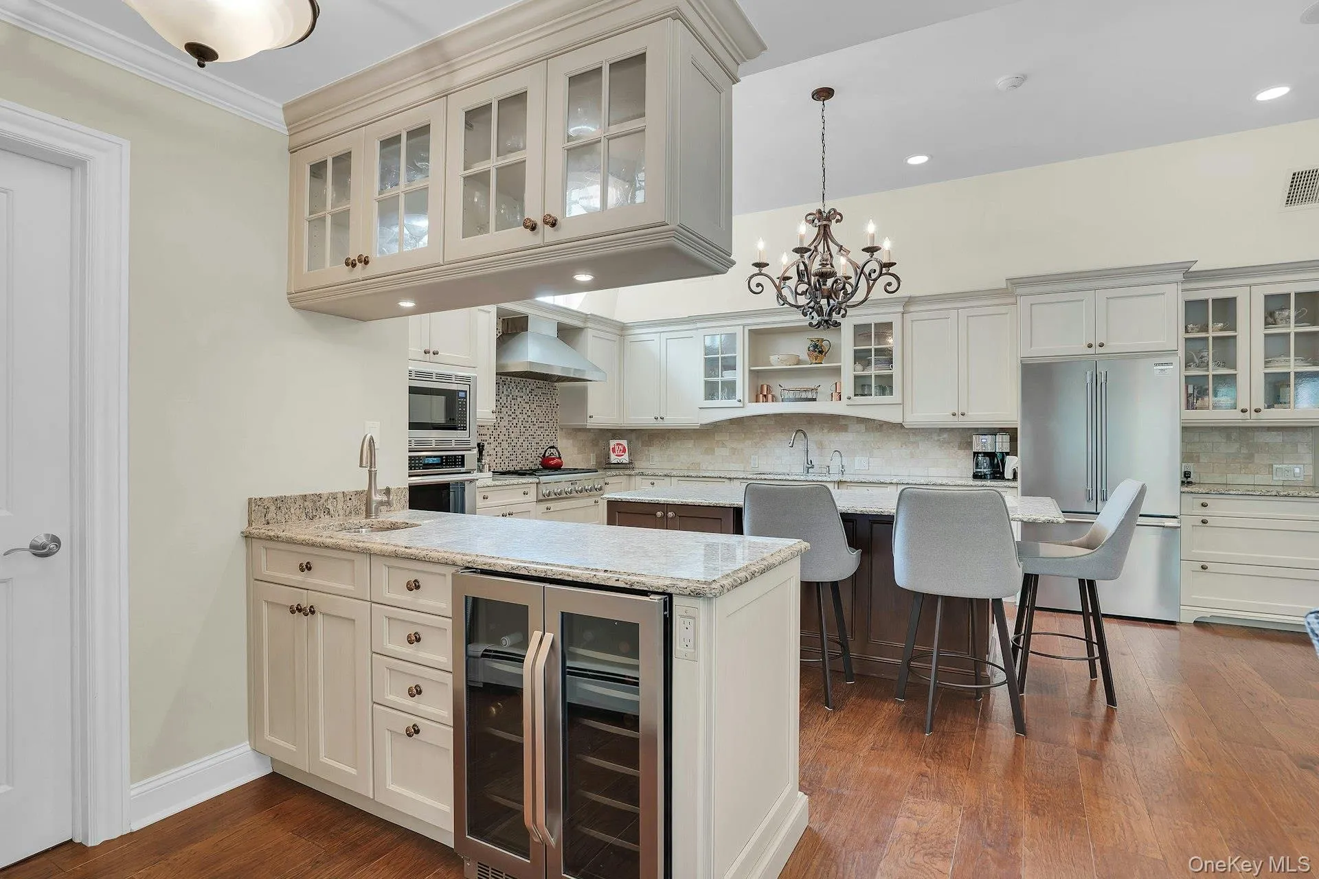 Wet Bar - Wine refrigerator does not work. Wet Bar - Wine refrigerator does not work.