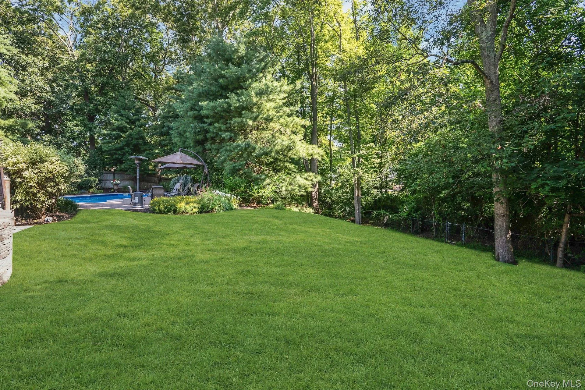 Plenty of lawn. Plenty of lawn.