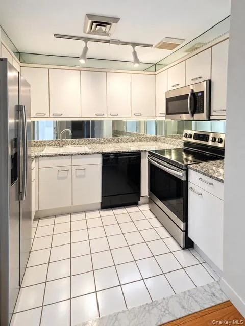 100 Cuttermill Road, North Hempstead, NY, 2 Bedroom Bedrooms, 5 Room Rooms,2 BathroomBathrooms,Residential Lease,For Rent,Cuttermill,0,1062409 100 Cuttermill Road, North Hempstead, NY, 2 Bedroom Bedrooms, 5 Room Rooms,2 BathroomBathrooms,Residential Lease,For Rent,Cuttermill,0,1062409