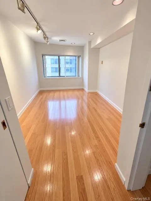 100 Cuttermill Road, North Hempstead, NY, 2 Bedroom Bedrooms, 5 Room Rooms,2 BathroomBathrooms,Residential Lease,For Rent,Cuttermill,0,1062409 100 Cuttermill Road, North Hempstead, NY, 2 Bedroom Bedrooms, 5 Room Rooms,2 BathroomBathrooms,Residential Lease,For Rent,Cuttermill,0,1062409