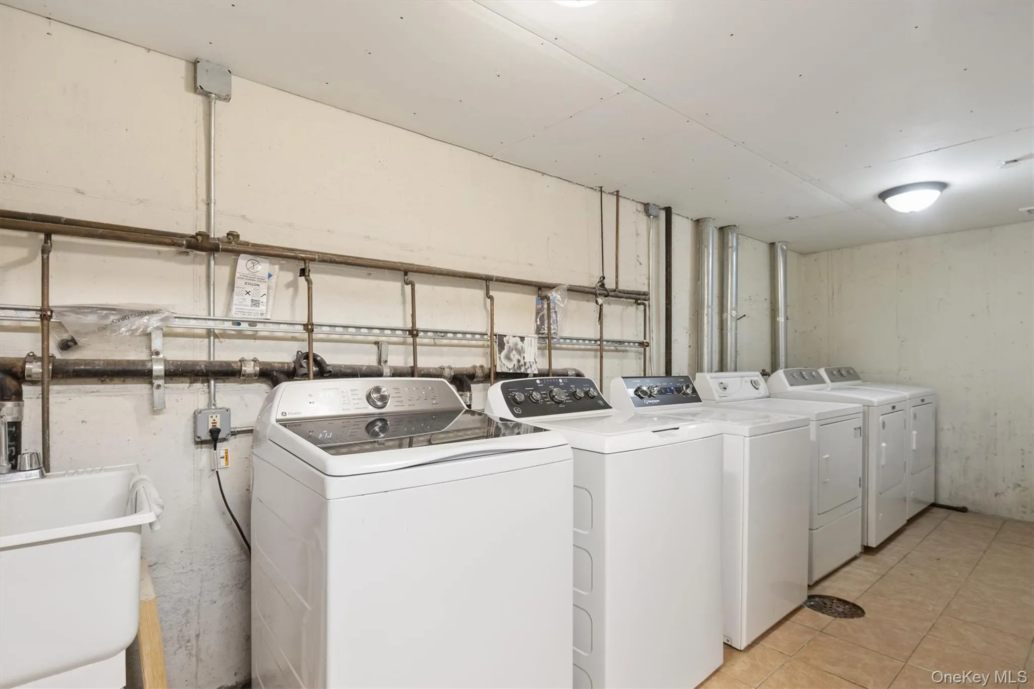 62-48 60th Place, New York, NY, 2 Bedrooms Bedrooms, 5 Rooms Rooms,1 BathroomBathrooms,Residential,For Rent,60th,0,1062416 62-48 60th Place, New York, NY, 2 Bedrooms Bedrooms, 5 Rooms Rooms,1 BathroomBathrooms,Residential,For Rent,60th,0,1062416