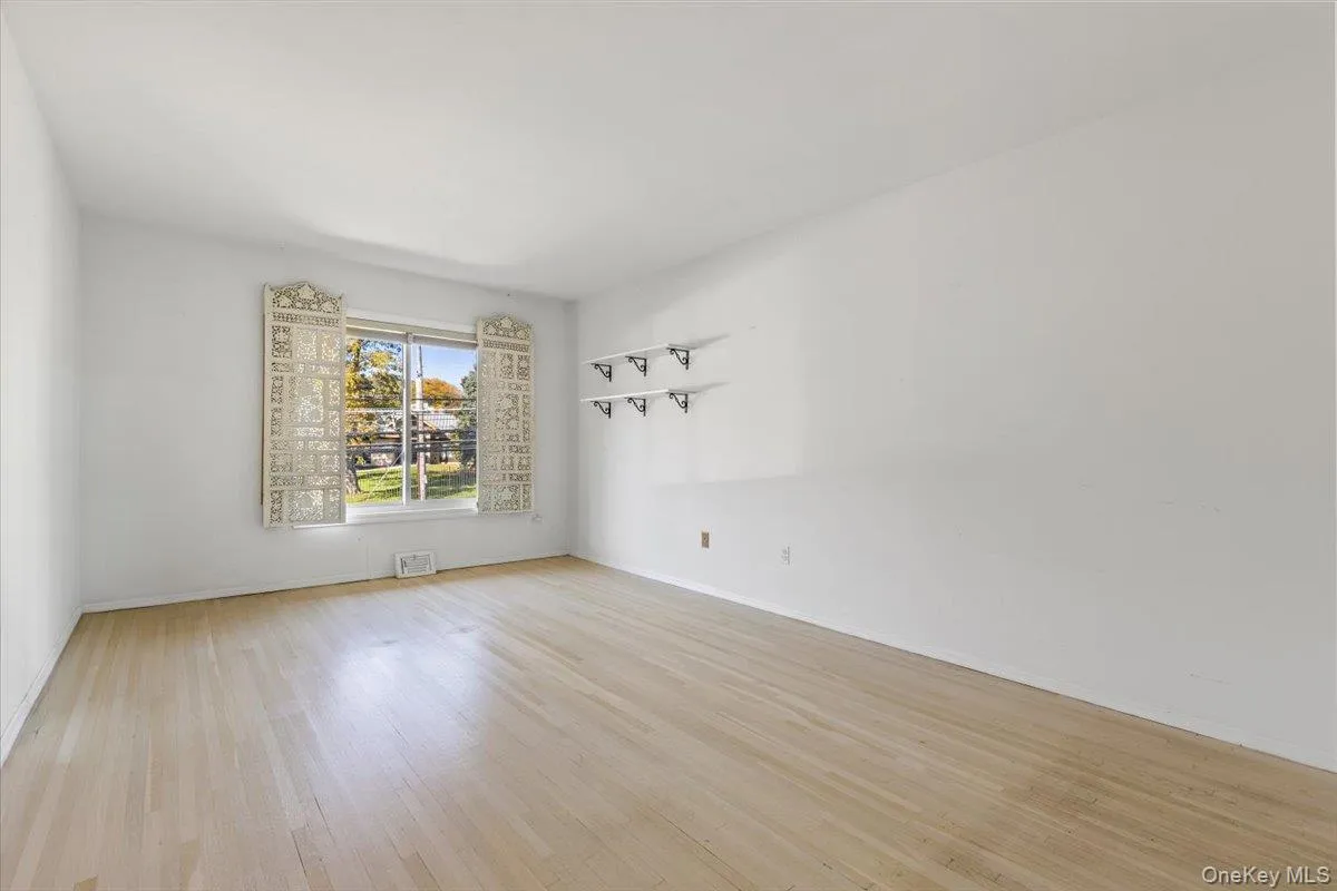 The bedroom is very large and has a walk in closet The bedroom is very large and has a walk in closet