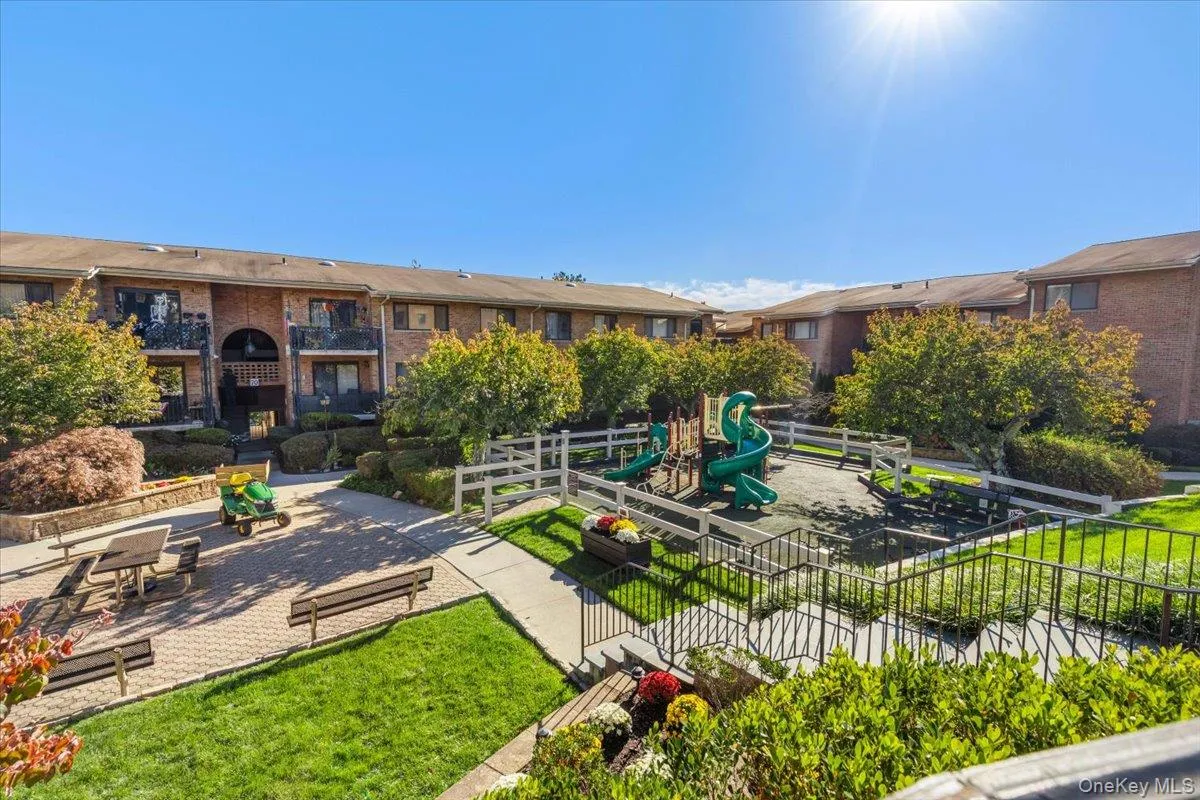 The complex has a beautiful courtyard area The complex has a beautiful courtyard area
