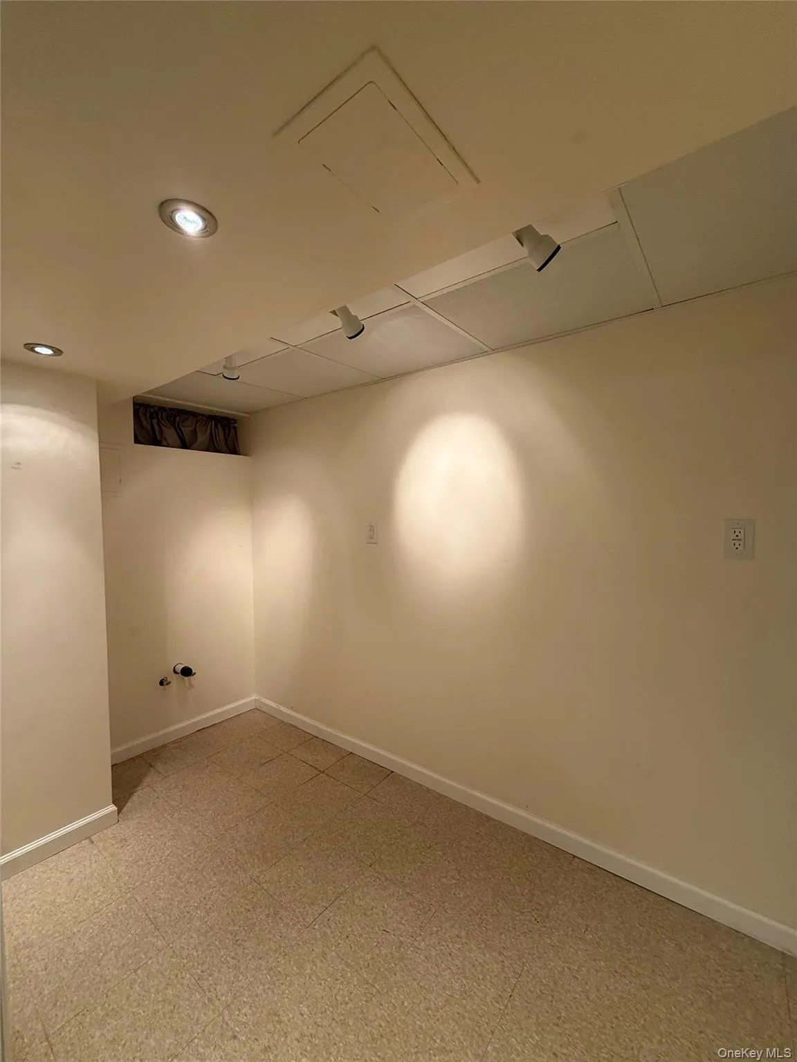 13 Gerald Avenue, Oyster Bay, NY, 4 Bedrooms Bedrooms, 6 Rooms Rooms,1 BathroomBathrooms,Residential Lease,For Rent,Gerald,0,1062521 13 Gerald Avenue, Oyster Bay, NY, 4 Bedrooms Bedrooms, 6 Rooms Rooms,1 BathroomBathrooms,Residential Lease,For Rent,Gerald,0,1062521
