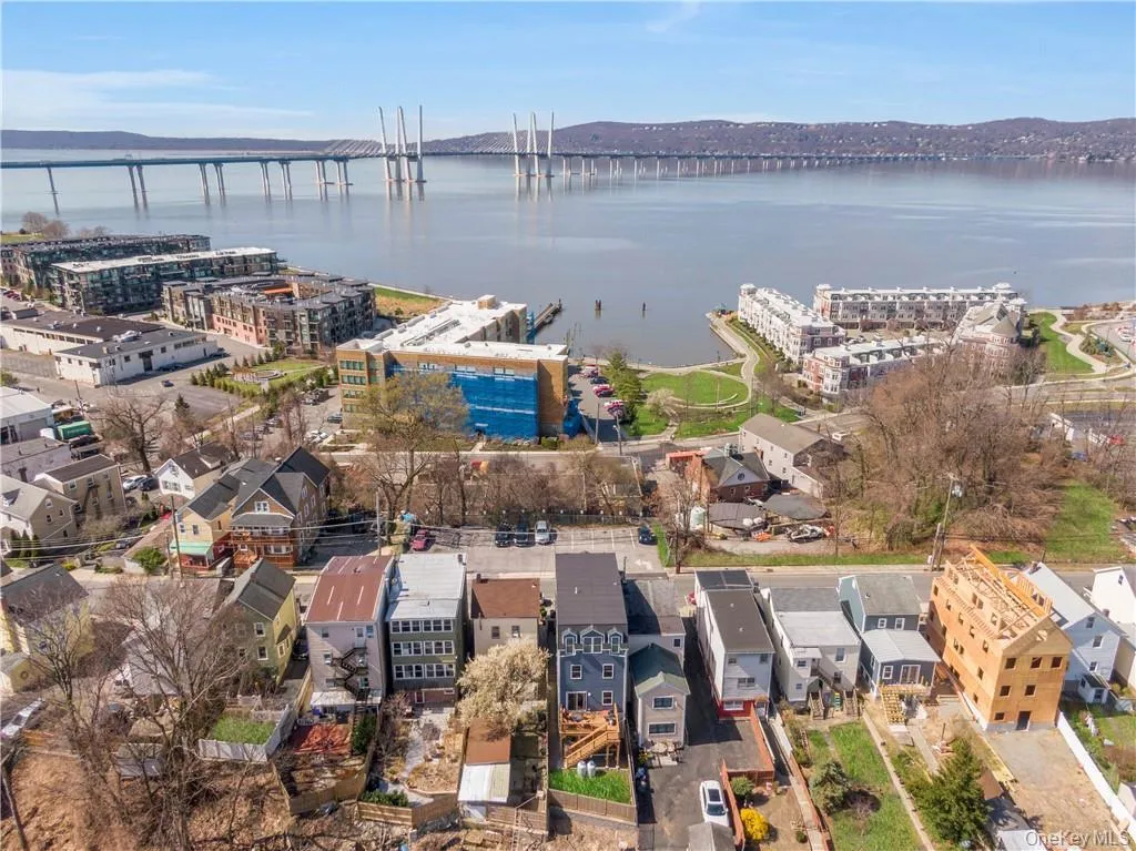 2 blocks to Riverwalk for miles of walking/jogging 2 blocks to Riverwalk for miles of walking/jogging