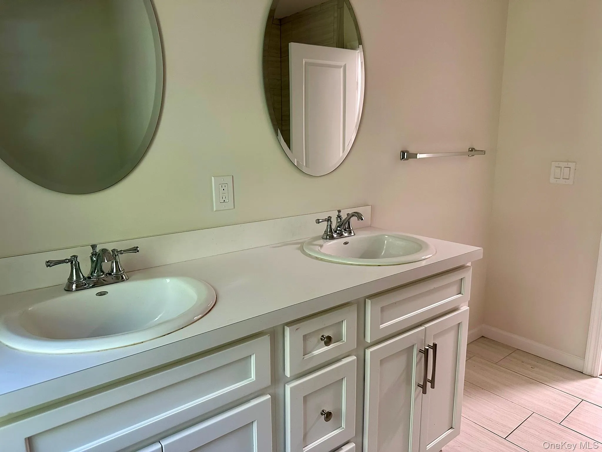 125 Main Street, Smithtown, NY, 4 Bedrooms Bedrooms, 9 Rooms Rooms,3 BathroomsBathrooms,Residential Lease,For Rent,Main,0,1062534 125 Main Street, Smithtown, NY, 4 Bedrooms Bedrooms, 9 Rooms Rooms,3 BathroomsBathrooms,Residential Lease,For Rent,Main,0,1062534