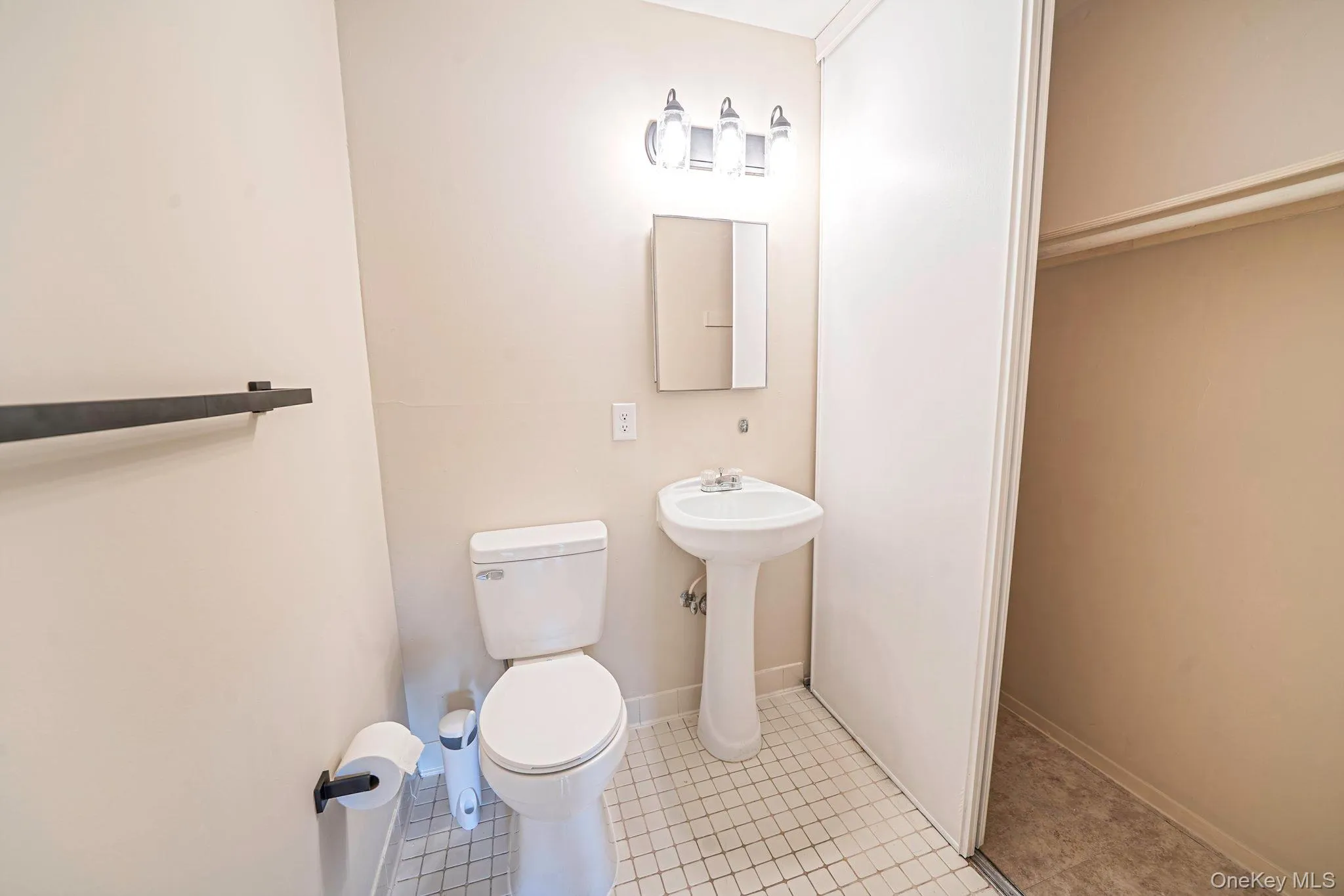 173 Fairview Circle, Brookhaven, NY, 2 Bedrooms Bedrooms, 4 Rooms Rooms,1 BathroomBathrooms,Residential,For Rent,Fairview,0,1062578 173 Fairview Circle, Brookhaven, NY, 2 Bedrooms Bedrooms, 4 Rooms Rooms,1 BathroomBathrooms,Residential,For Rent,Fairview,0,1062578