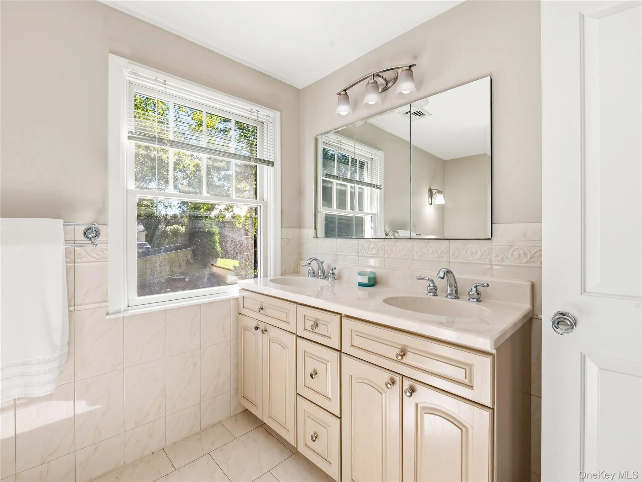 95 Dartmouth Road, North Hempstead, NY, 5 Bedrooms Bedrooms, 9 Rooms Rooms,3 BathroomsBathrooms,Residential,For Rent,Dartmouth,0,1062593 95 Dartmouth Road, North Hempstead, NY, 5 Bedrooms Bedrooms, 9 Rooms Rooms,3 BathroomsBathrooms,Residential,For Rent,Dartmouth,0,1062593