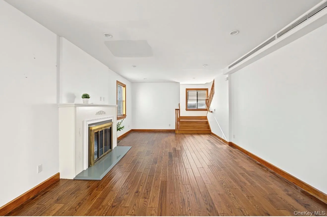 30 North Drive, New York, NY, 4 Bedrooms Bedrooms, 11 Rooms Rooms,3 BathroomsBathrooms,Residential,For Rent,North,0,1062651 30 North Drive, New York, NY, 4 Bedrooms Bedrooms, 11 Rooms Rooms,3 BathroomsBathrooms,Residential,For Rent,North,0,1062651