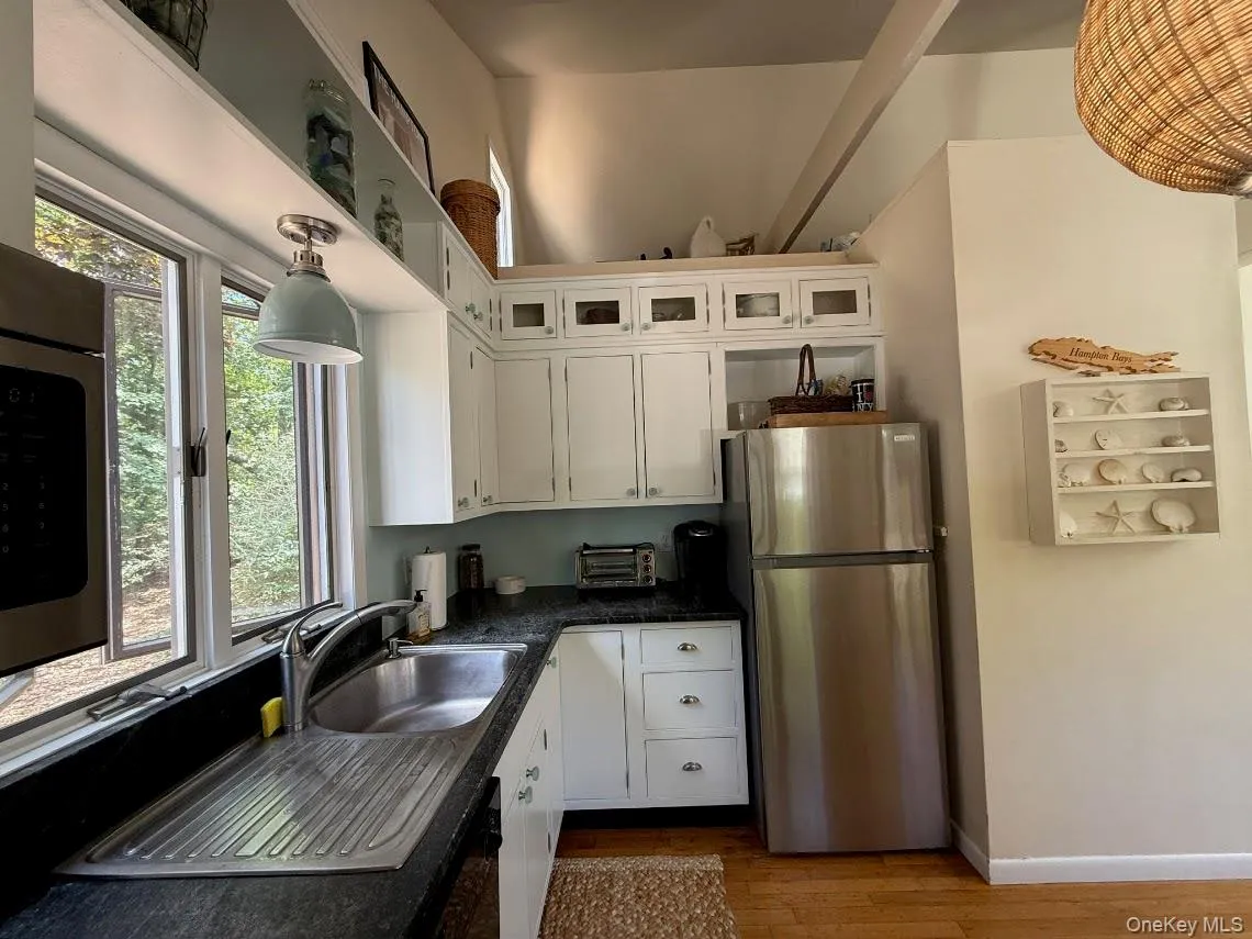 126 Lynn Avenue, Southampton, NY, 2 Bedrooms Bedrooms, 5 Rooms Rooms,1 BathroomBathrooms,Residential Lease,For Rent,Lynn,0,1062691 126 Lynn Avenue, Southampton, NY, 2 Bedrooms Bedrooms, 5 Rooms Rooms,1 BathroomBathrooms,Residential Lease,For Rent,Lynn,0,1062691