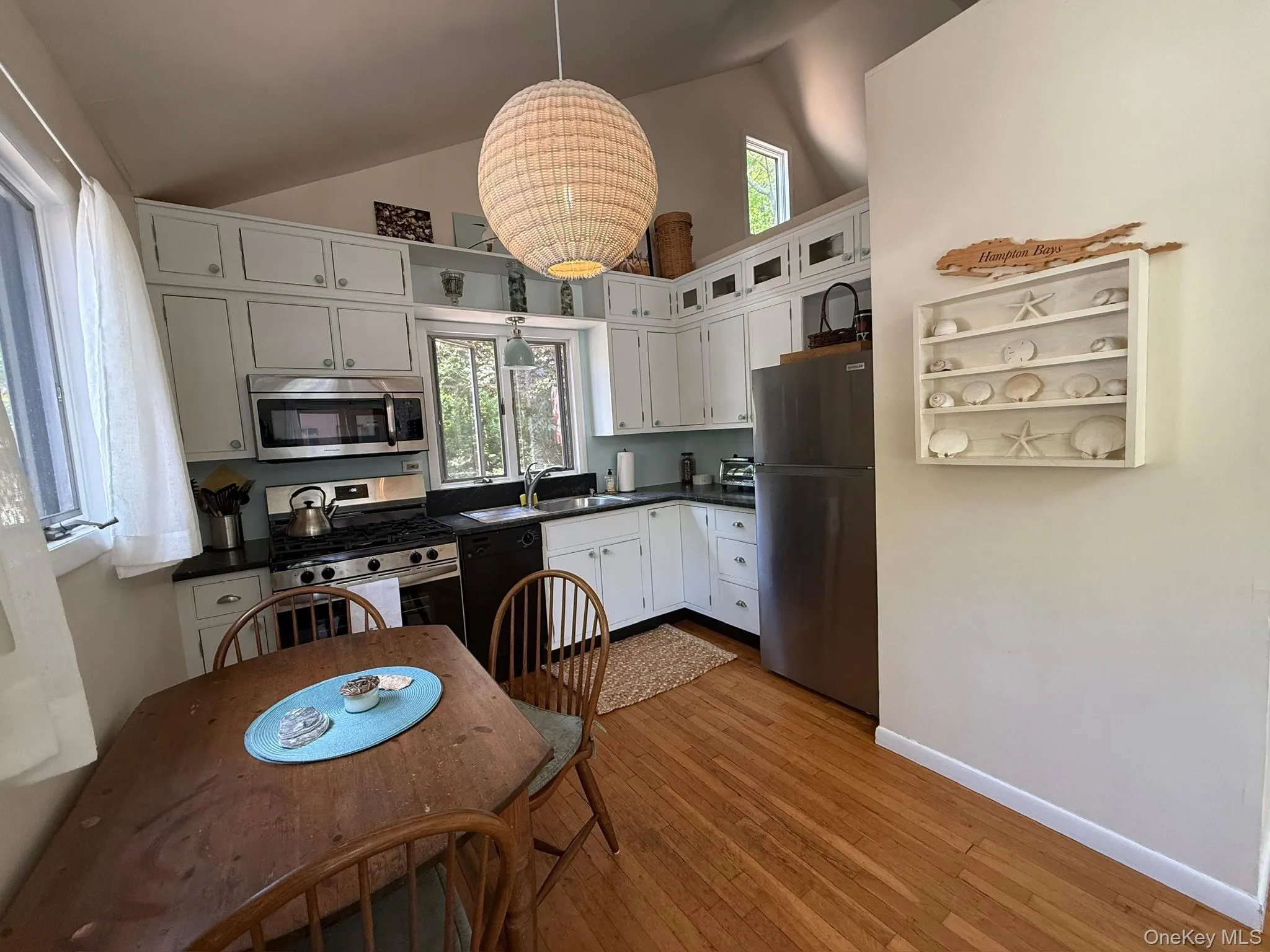 126 Lynn Avenue, Southampton, NY, 2 Bedrooms Bedrooms, 5 Rooms Rooms,1 BathroomBathrooms,Residential Lease,For Rent,Lynn,0,1062691 126 Lynn Avenue, Southampton, NY, 2 Bedrooms Bedrooms, 5 Rooms Rooms,1 BathroomBathrooms,Residential Lease,For Rent,Lynn,0,1062691