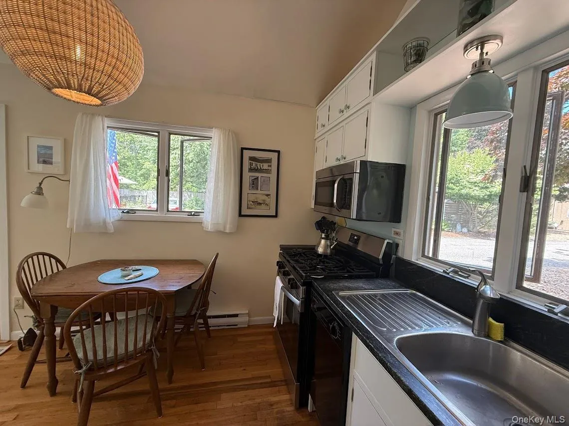 126 Lynn Avenue, Southampton, NY, 2 Bedrooms Bedrooms, 5 Rooms Rooms,1 BathroomBathrooms,Residential Lease,For Rent,Lynn,0,1062691 126 Lynn Avenue, Southampton, NY, 2 Bedrooms Bedrooms, 5 Rooms Rooms,1 BathroomBathrooms,Residential Lease,For Rent,Lynn,0,1062691