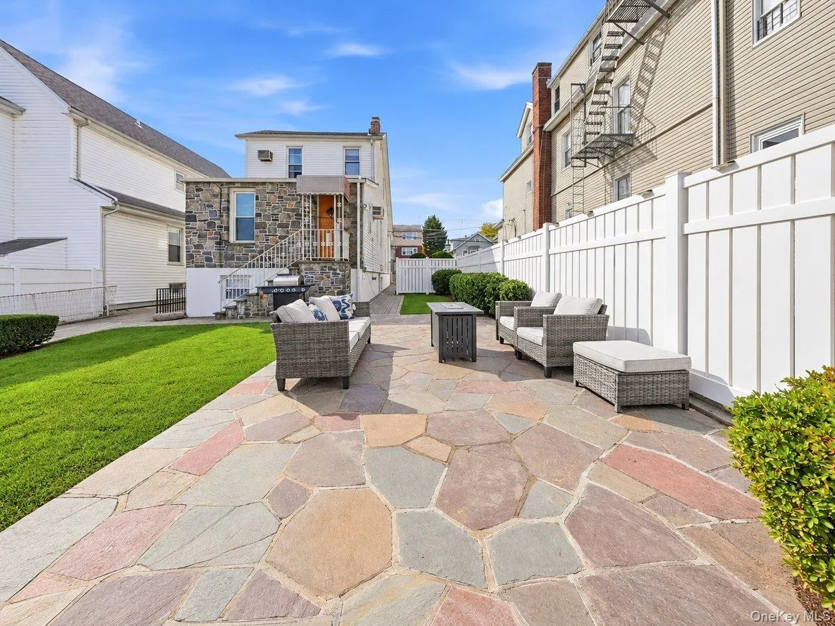 221 Edgewood Avenue, Yonkers, NY, 3 Bedrooms Bedrooms, 10 Rooms Rooms,3 BathroomsBathrooms,Residential,For Rent,Edgewood,0,1062709 221 Edgewood Avenue, Yonkers, NY, 3 Bedrooms Bedrooms, 10 Rooms Rooms,3 BathroomsBathrooms,Residential,For Rent,Edgewood,0,1062709