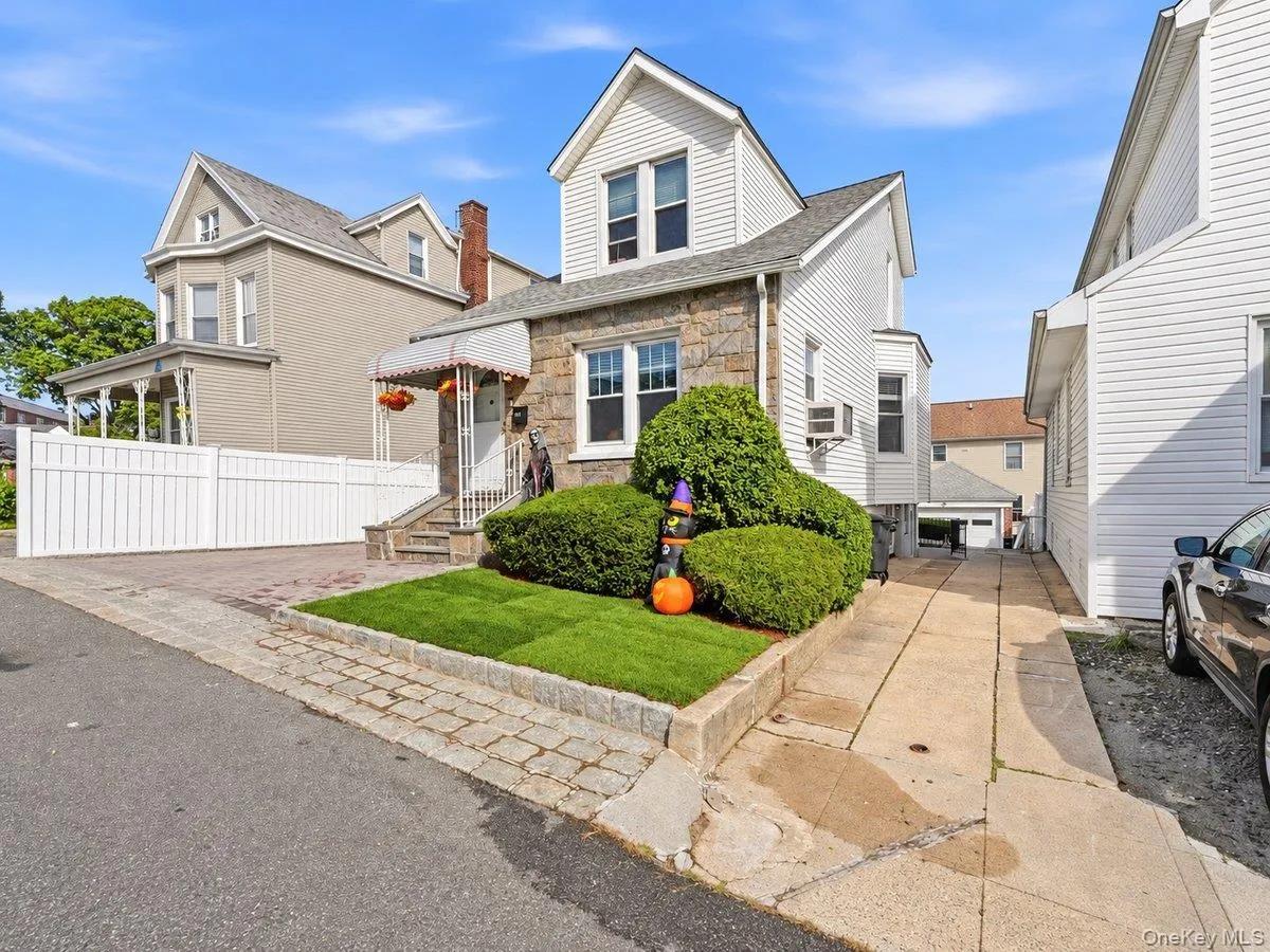 221 Edgewood Avenue, Yonkers, NY, 3 Bedrooms Bedrooms, 10 Rooms Rooms,3 BathroomsBathrooms,Residential,For Rent,Edgewood,0,1062709 221 Edgewood Avenue, Yonkers, NY, 3 Bedrooms Bedrooms, 10 Rooms Rooms,3 BathroomsBathrooms,Residential,For Rent,Edgewood,0,1062709