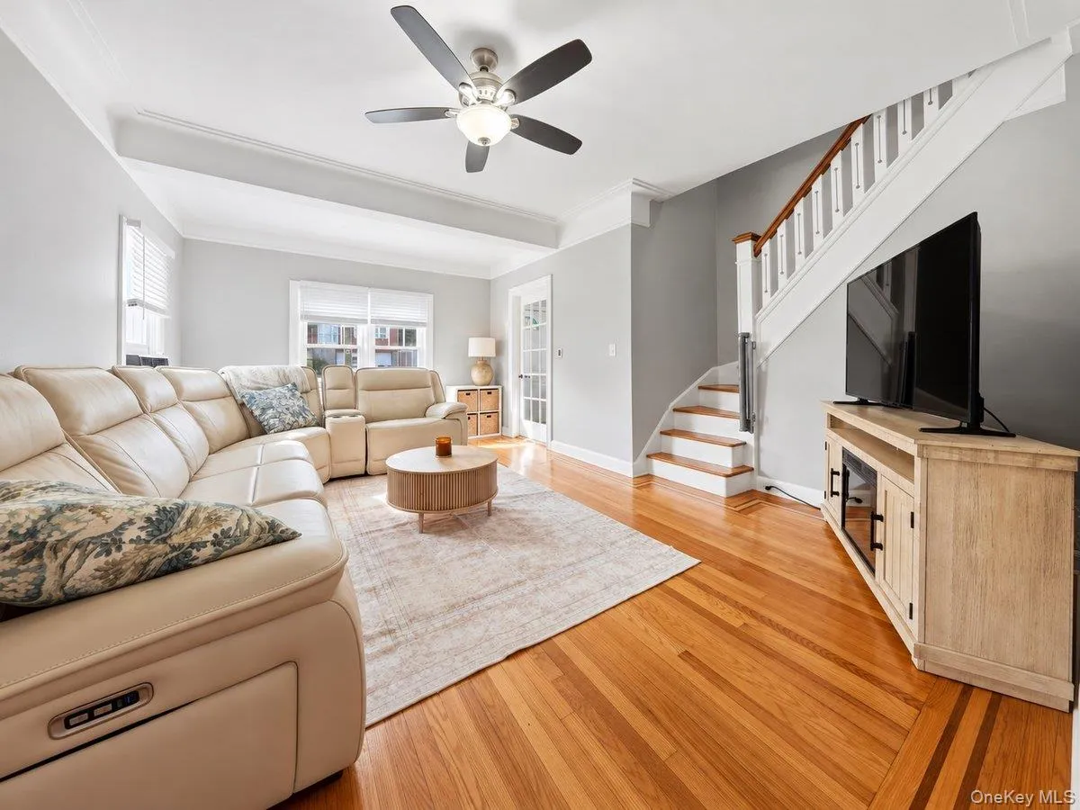 221 Edgewood Avenue, Yonkers, NY, 3 Bedrooms Bedrooms, 10 Rooms Rooms,3 BathroomsBathrooms,Residential,For Rent,Edgewood,0,1062709 221 Edgewood Avenue, Yonkers, NY, 3 Bedrooms Bedrooms, 10 Rooms Rooms,3 BathroomsBathrooms,Residential,For Rent,Edgewood,0,1062709