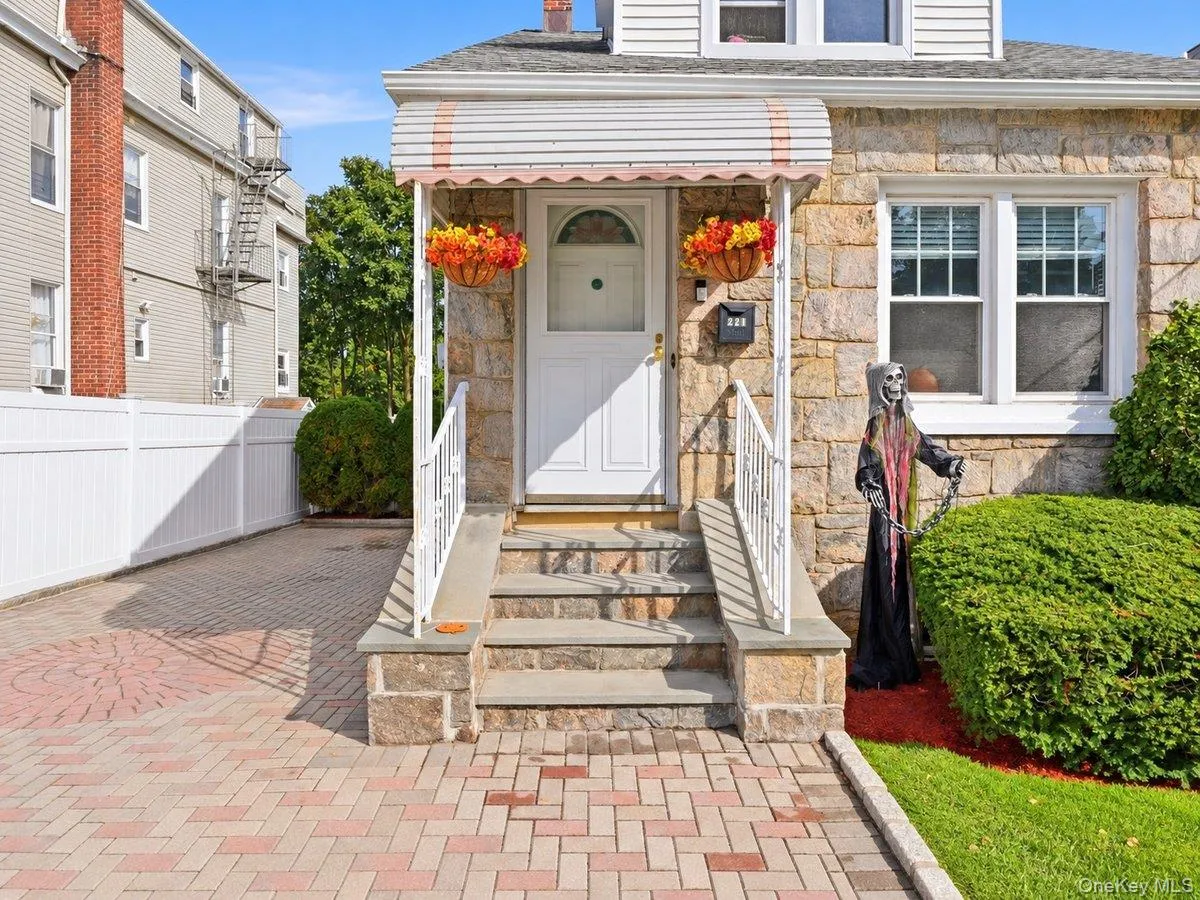 221 Edgewood Avenue, Yonkers, NY, 3 Bedrooms Bedrooms, 10 Rooms Rooms,3 BathroomsBathrooms,Residential,For Rent,Edgewood,0,1062709 221 Edgewood Avenue, Yonkers, NY, 3 Bedrooms Bedrooms, 10 Rooms Rooms,3 BathroomsBathrooms,Residential,For Rent,Edgewood,0,1062709
