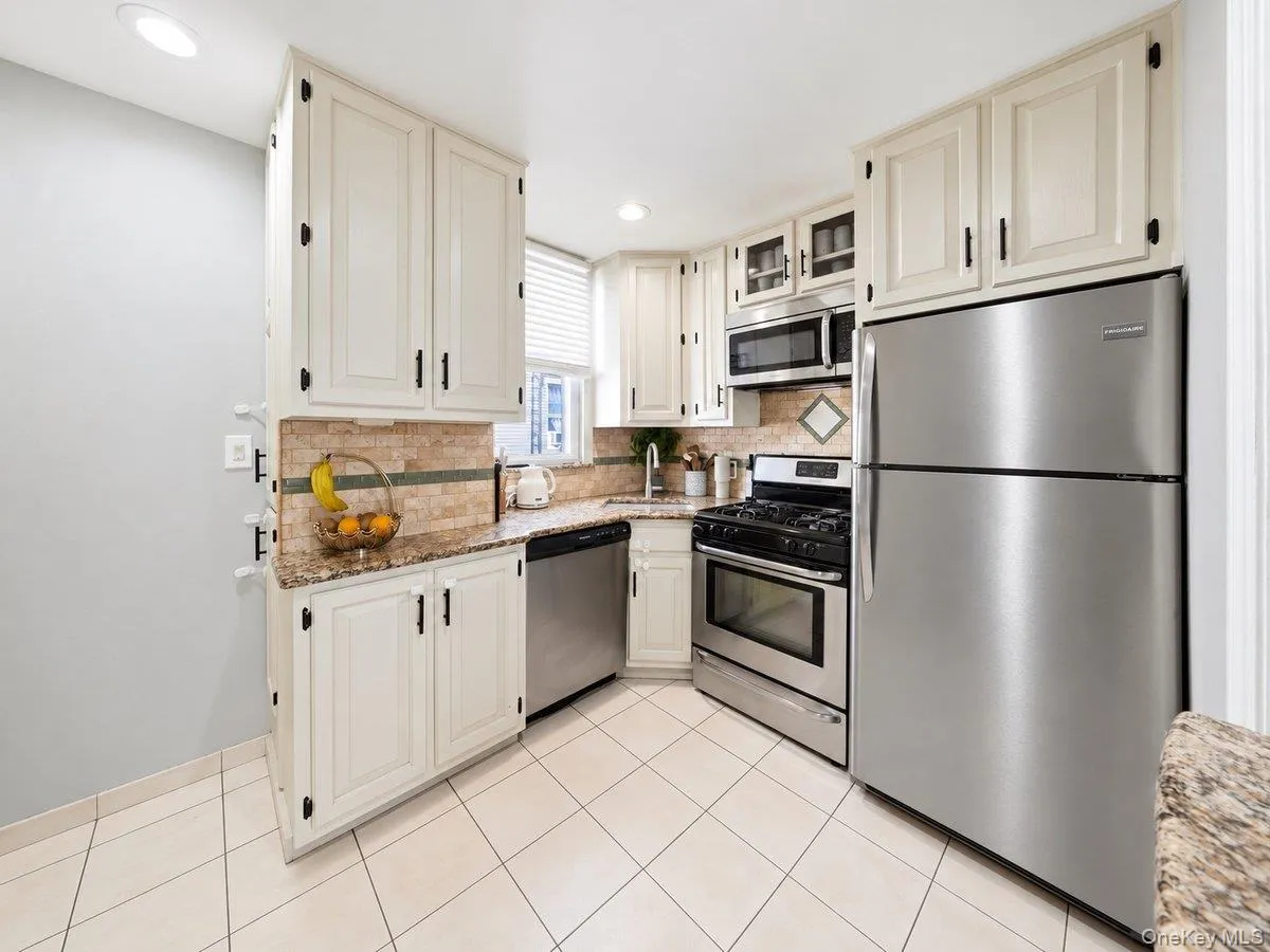 221 Edgewood Avenue, Yonkers, NY, 3 Bedrooms Bedrooms, 10 Rooms Rooms,3 BathroomsBathrooms,Residential,For Rent,Edgewood,0,1062709 221 Edgewood Avenue, Yonkers, NY, 3 Bedrooms Bedrooms, 10 Rooms Rooms,3 BathroomsBathrooms,Residential,For Rent,Edgewood,0,1062709