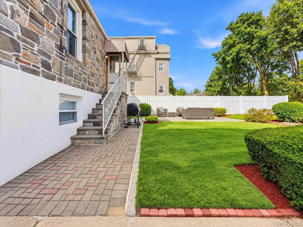 221 Edgewood Avenue, Yonkers, NY, 3 Bedrooms Bedrooms, 10 Rooms Rooms,3 BathroomsBathrooms,Residential,For Rent,Edgewood,0,1062709 221 Edgewood Avenue, Yonkers, NY, 3 Bedrooms Bedrooms, 10 Rooms Rooms,3 BathroomsBathrooms,Residential,For Rent,Edgewood,0,1062709
