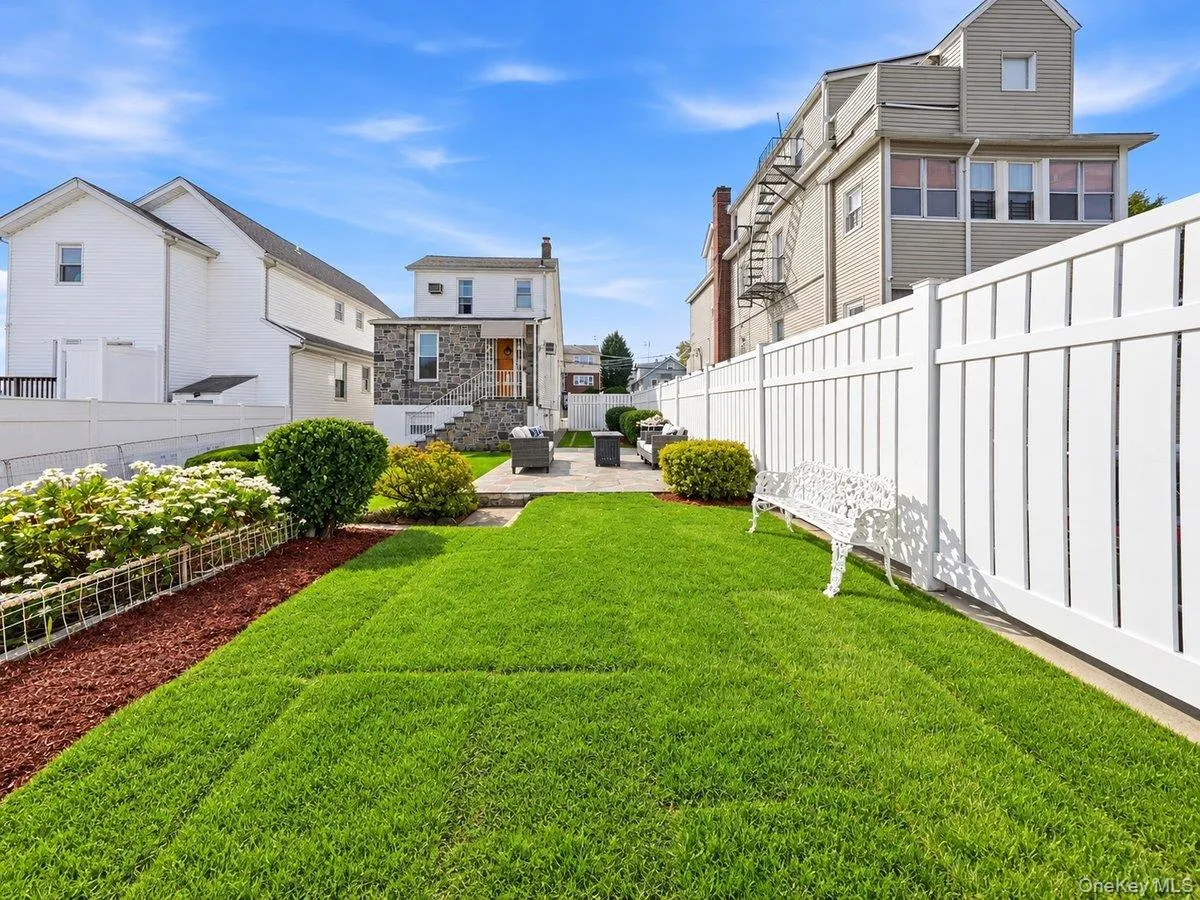 221 Edgewood Avenue, Yonkers, NY, 3 Bedrooms Bedrooms, 10 Rooms Rooms,3 BathroomsBathrooms,Residential,For Rent,Edgewood,0,1062709 221 Edgewood Avenue, Yonkers, NY, 3 Bedrooms Bedrooms, 10 Rooms Rooms,3 BathroomsBathrooms,Residential,For Rent,Edgewood,0,1062709