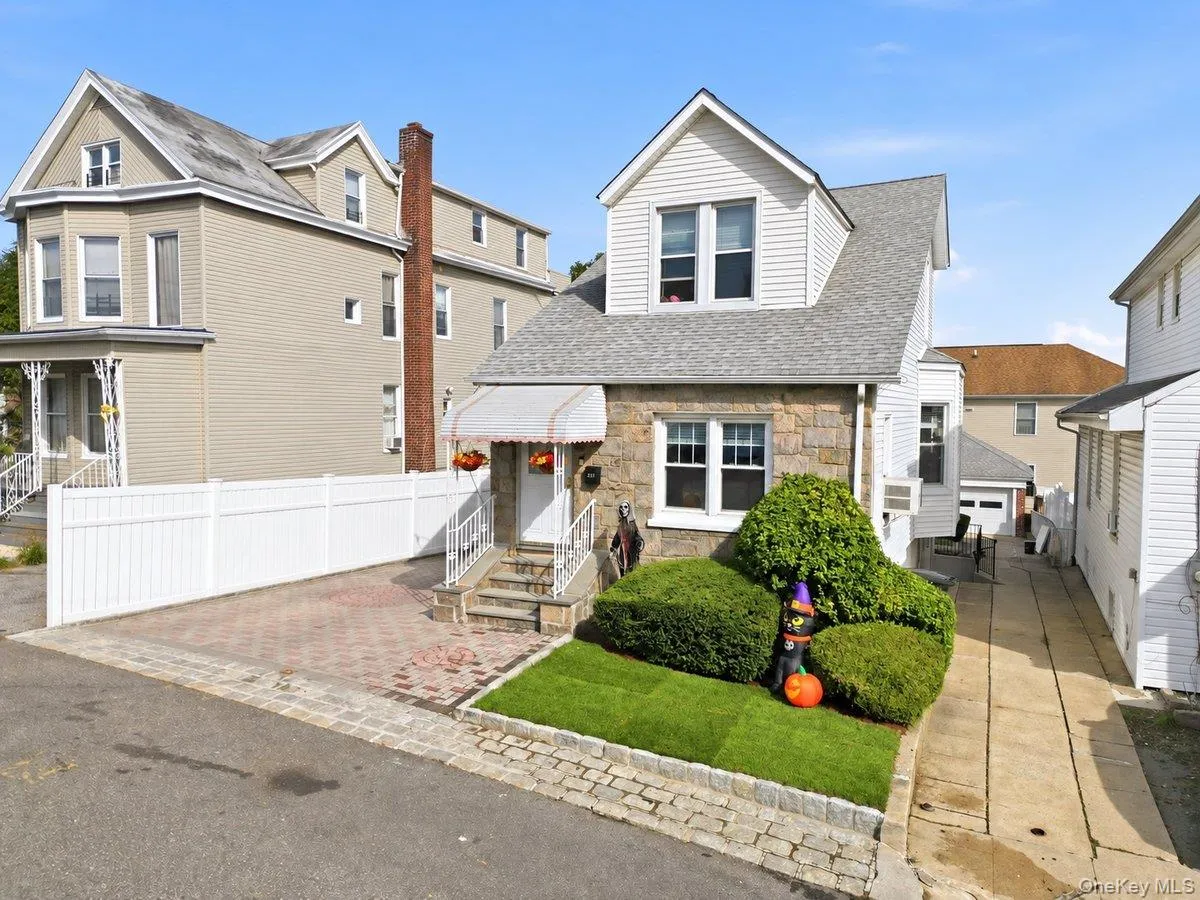 221 Edgewood Avenue, Yonkers, NY, 3 Bedrooms Bedrooms, 10 Rooms Rooms,3 BathroomsBathrooms,Residential,For Rent,Edgewood,0,1062709 221 Edgewood Avenue, Yonkers, NY, 3 Bedrooms Bedrooms, 10 Rooms Rooms,3 BathroomsBathrooms,Residential,For Rent,Edgewood,0,1062709