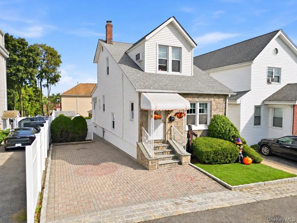 221 Edgewood Avenue, Yonkers, NY, 3 Bedrooms Bedrooms, 10 Rooms Rooms,3 BathroomsBathrooms,Residential,For Rent,Edgewood,0,1062709 221 Edgewood Avenue, Yonkers, NY, 3 Bedrooms Bedrooms, 10 Rooms Rooms,3 BathroomsBathrooms,Residential,For Rent,Edgewood,0,1062709