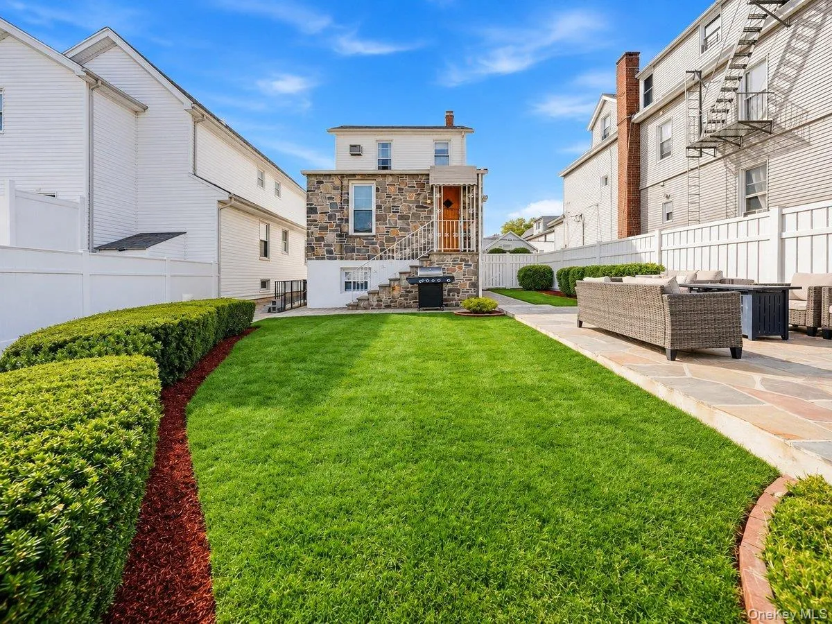 221 Edgewood Avenue, Yonkers, NY, 3 Bedrooms Bedrooms, 10 Rooms Rooms,3 BathroomsBathrooms,Residential,For Rent,Edgewood,0,1062709 221 Edgewood Avenue, Yonkers, NY, 3 Bedrooms Bedrooms, 10 Rooms Rooms,3 BathroomsBathrooms,Residential,For Rent,Edgewood,0,1062709