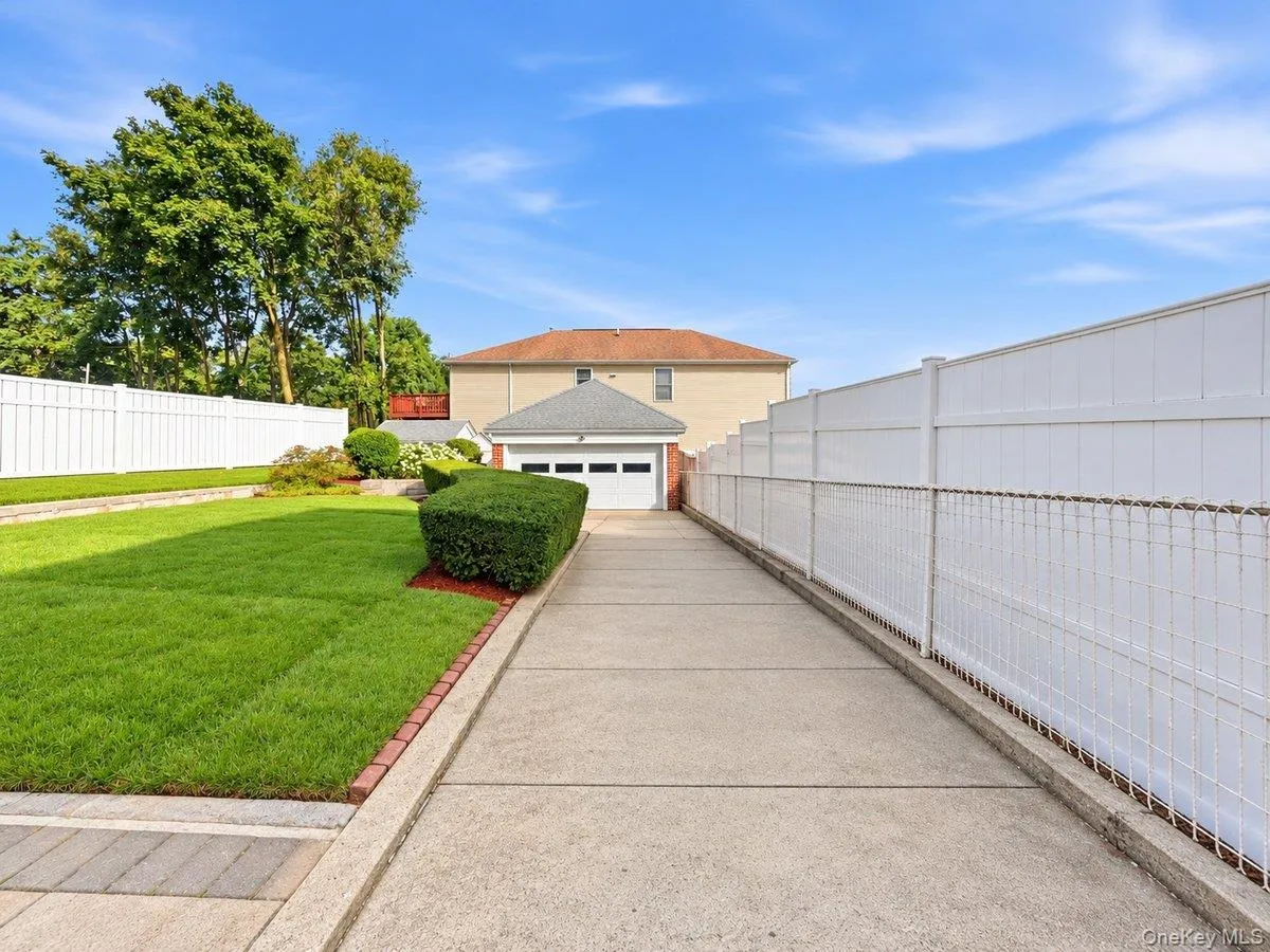 Right Side of the House(Long Driveway with aDetached 2 Car Garage) Right Side of the House(Long Driveway with aDetached 2 Car Garage)