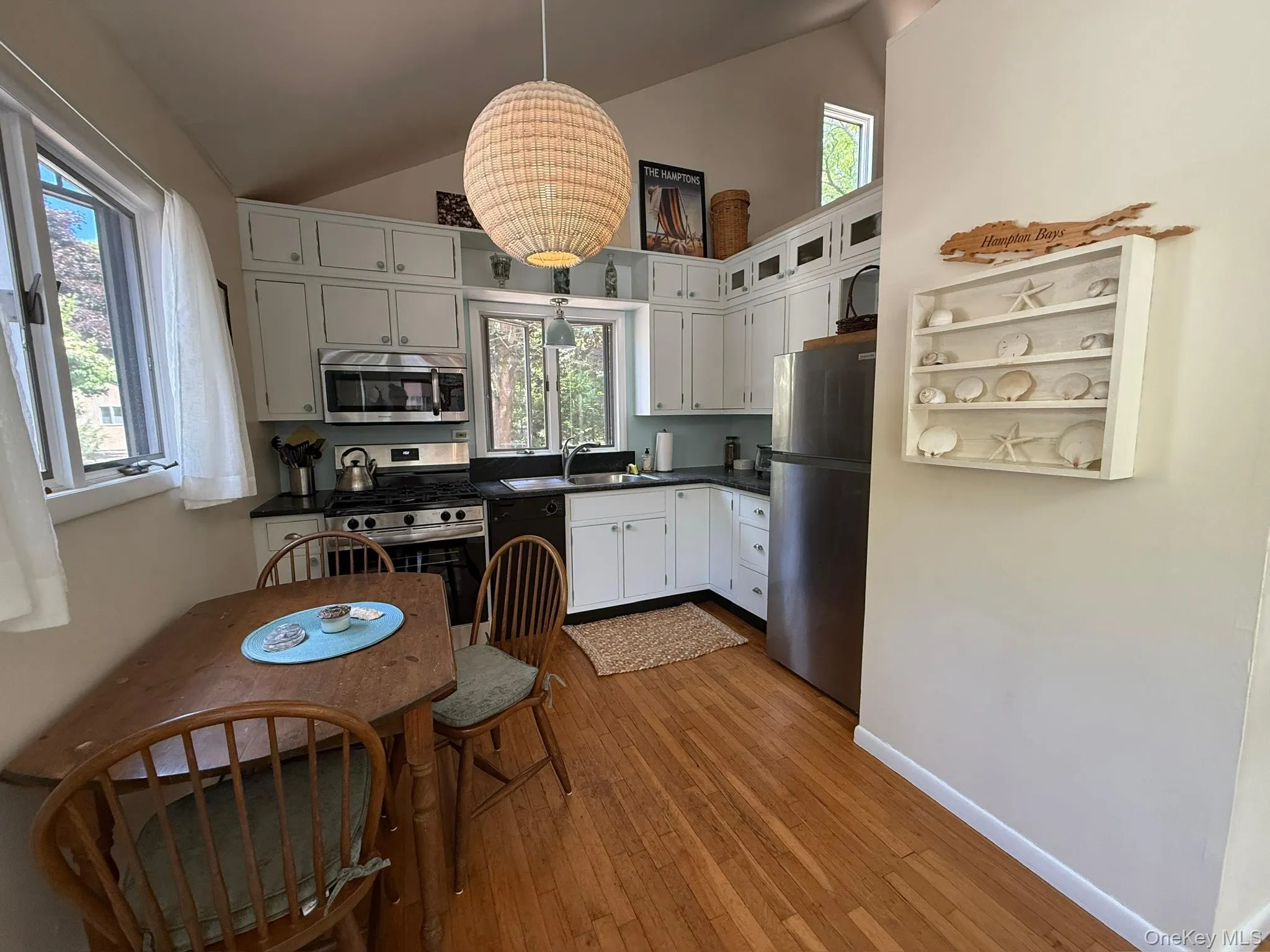 126 Lynn Avenue, Southampton, NY, 2 Bedrooms Bedrooms, 4 Rooms Rooms,1 BathroomBathrooms,Residential Lease,For Rent,Lynn,0,1062721 126 Lynn Avenue, Southampton, NY, 2 Bedrooms Bedrooms, 4 Rooms Rooms,1 BathroomBathrooms,Residential Lease,For Rent,Lynn,0,1062721