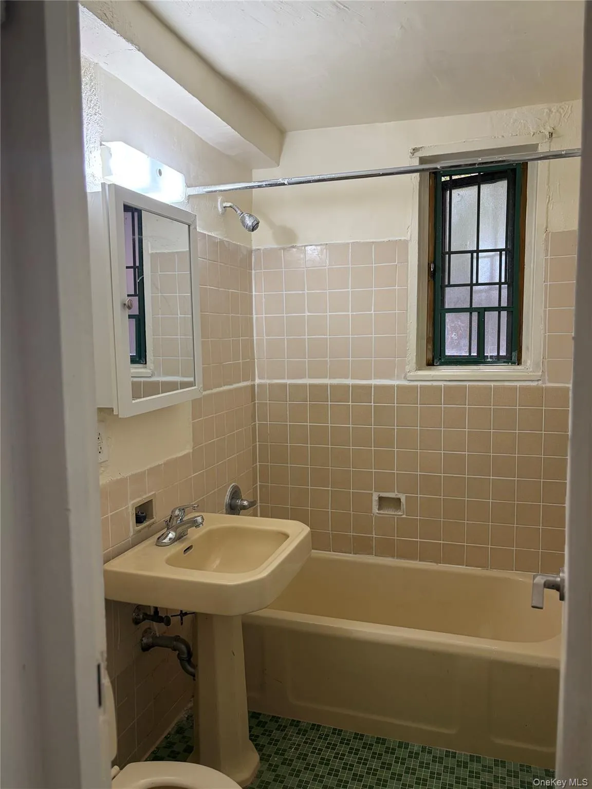 1563 Metropolitan Avenue, New York, NY, 2 Rooms Rooms,1 BathroomBathrooms,Residential,For Rent,Metropolitan,0,1062765 1563 Metropolitan Avenue, New York, NY, 2 Rooms Rooms,1 BathroomBathrooms,Residential,For Rent,Metropolitan,0,1062765