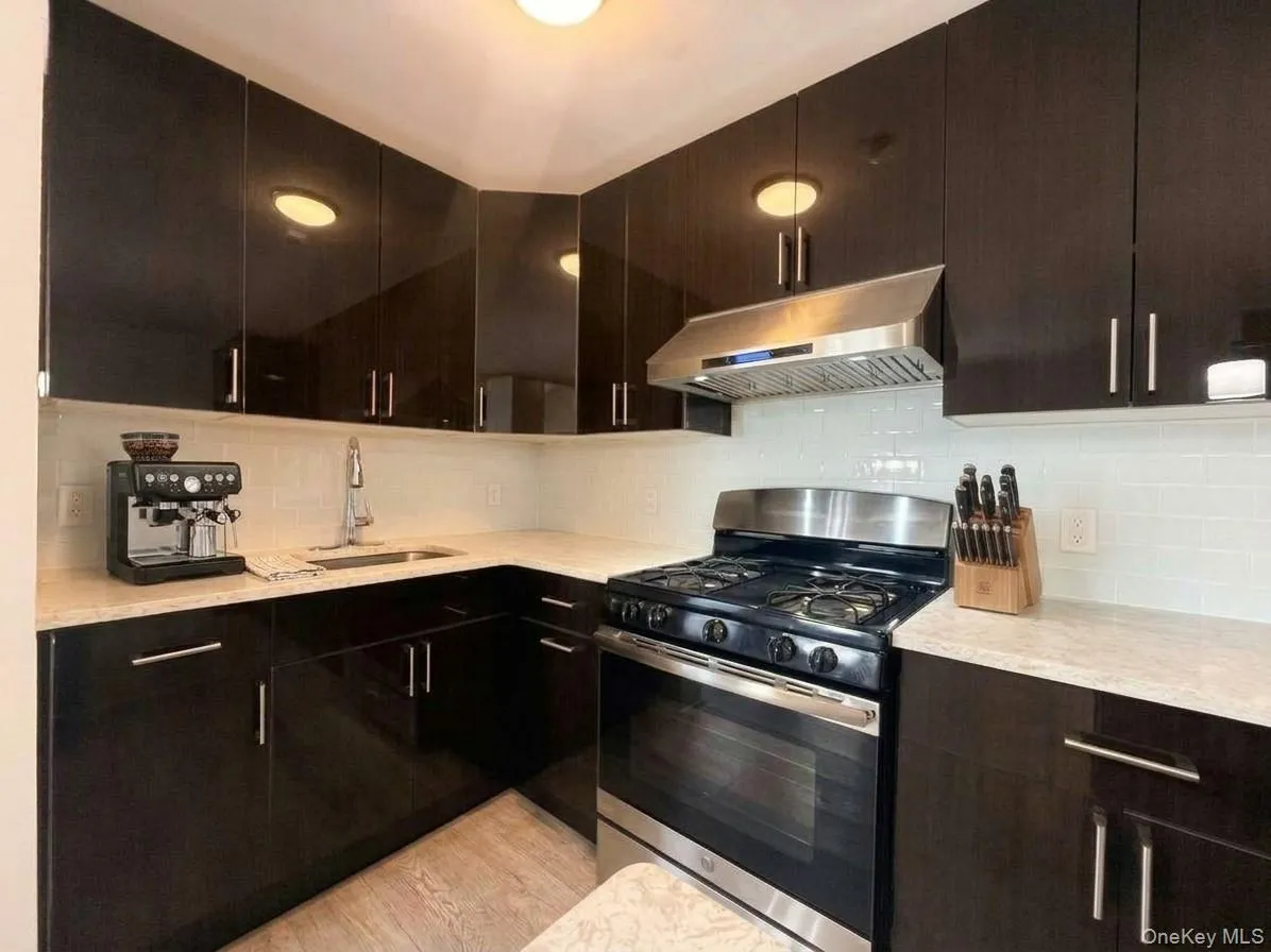 60-11 Broadway, New York, NY, 1 Bedroom Bedrooms, 3 Rooms Rooms,1 BathroomBathrooms,Residential,For Rent,Broadway,0,1062783 60-11 Broadway, New York, NY, 1 Bedroom Bedrooms, 3 Rooms Rooms,1 BathroomBathrooms,Residential,For Rent,Broadway,0,1062783