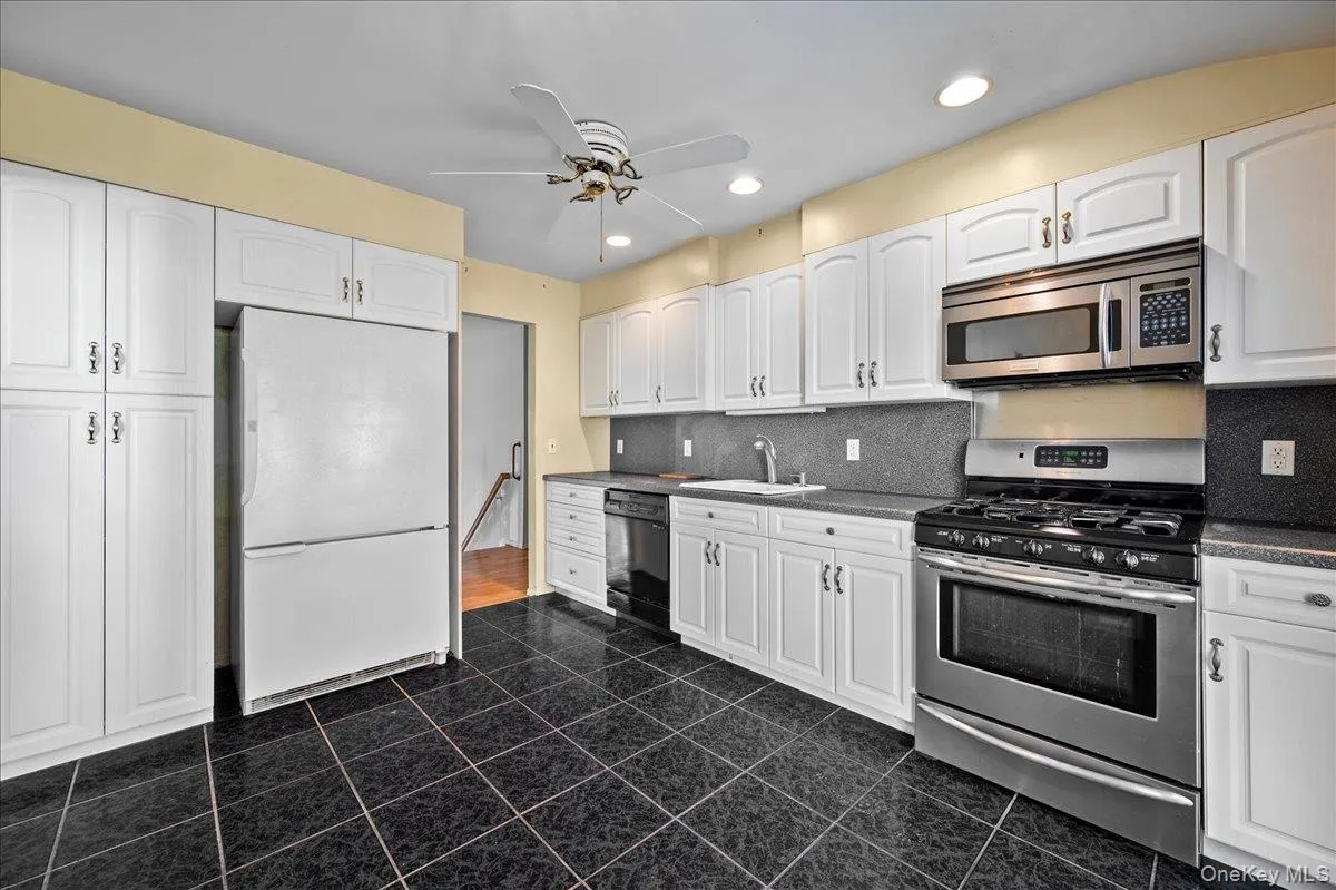 1 Daisy Court, Clarkstown, NY, 4 Bedrooms Bedrooms, 8 Rooms Rooms,2 BathroomsBathrooms,Residential,For Rent,Daisy,0,1062867 1 Daisy Court, Clarkstown, NY, 4 Bedrooms Bedrooms, 8 Rooms Rooms,2 BathroomsBathrooms,Residential,For Rent,Daisy,0,1062867