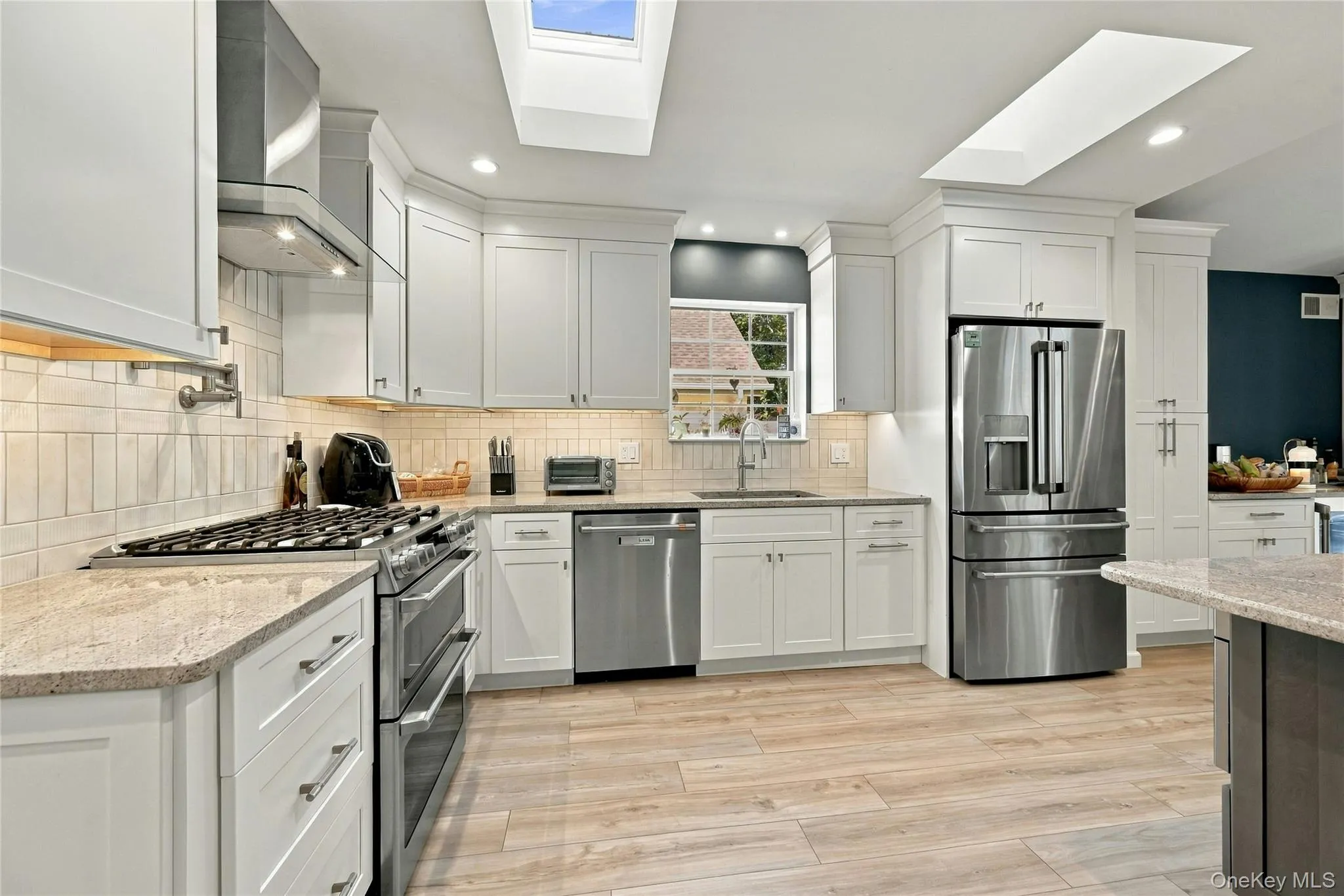 Kitchen with Stainless Steel Appliances, 11 x 13 sq ft with peninsula and undercounter microwave Kitchen with Stainless Steel Appliances, 11 x 13 sq ft with peninsula and undercounter microwave