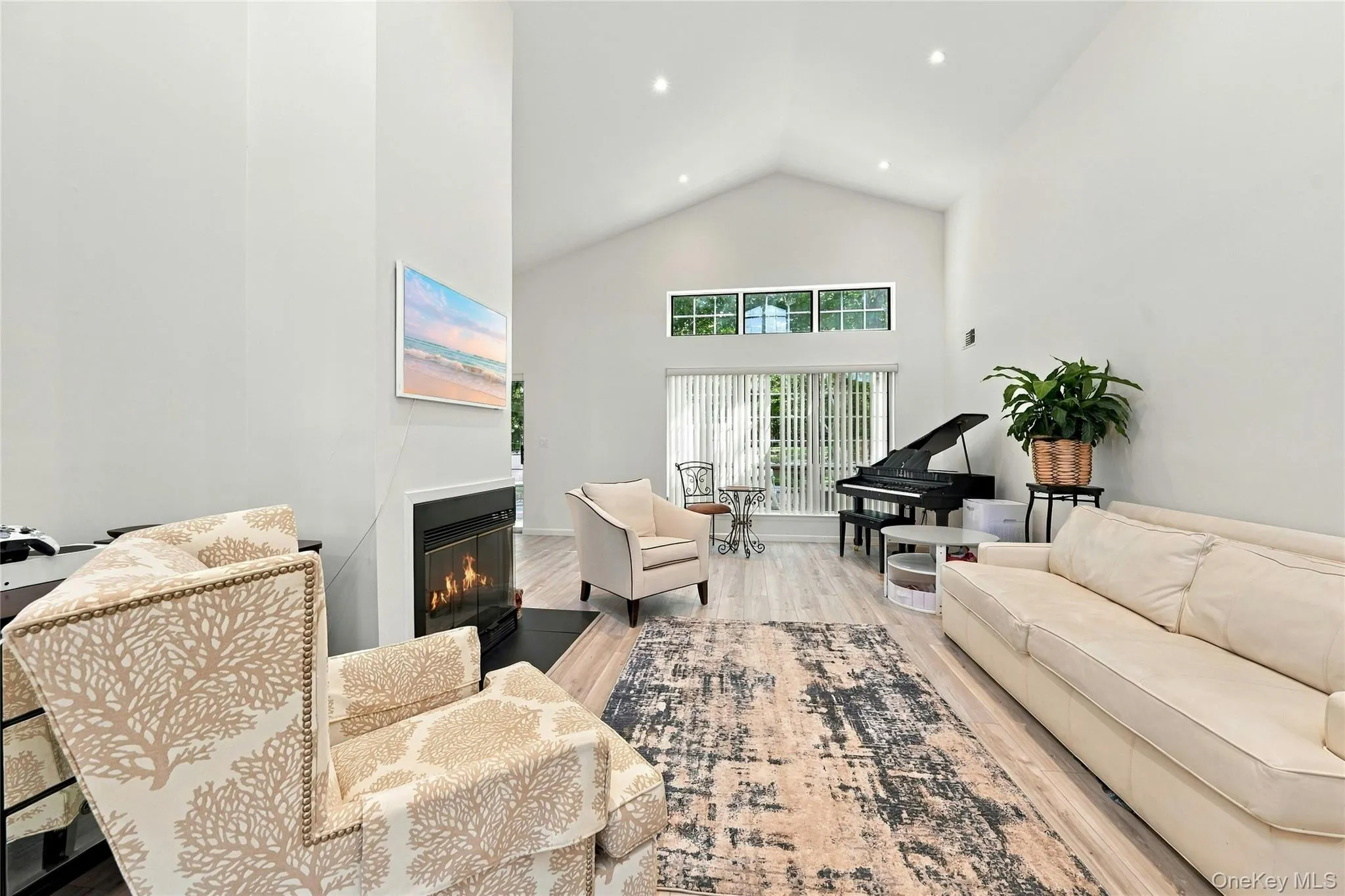 Living Room with Soaring Ceilings 15 x 23 sq ft Living Room with Soaring Ceilings 15 x 23 sq ft