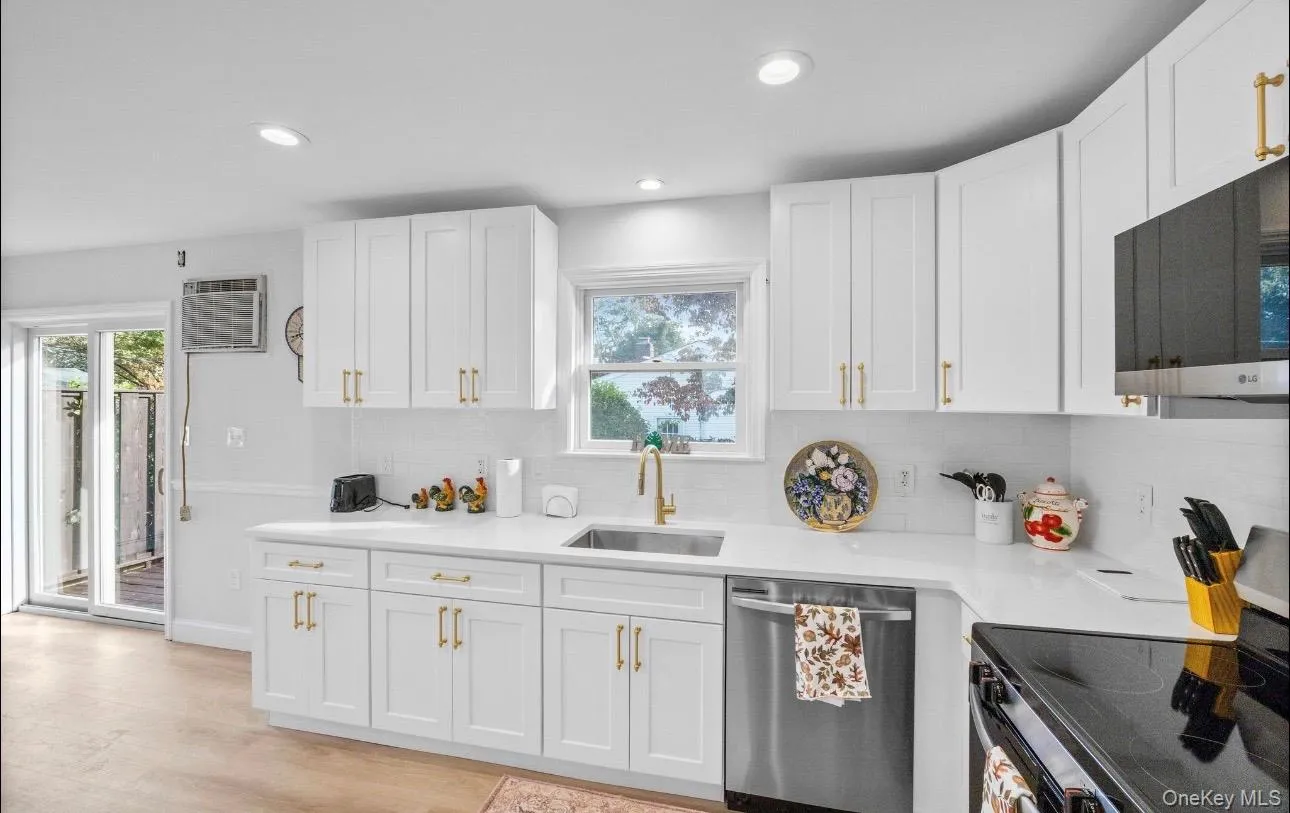 24 Lavender Road, Brookhaven, NY, 5 Bedrooms Bedrooms, 8 Rooms Rooms,3 BathroomsBathrooms,Residential,For Rent,Lavender,0,1062904 24 Lavender Road, Brookhaven, NY, 5 Bedrooms Bedrooms, 8 Rooms Rooms,3 BathroomsBathrooms,Residential,For Rent,Lavender,0,1062904