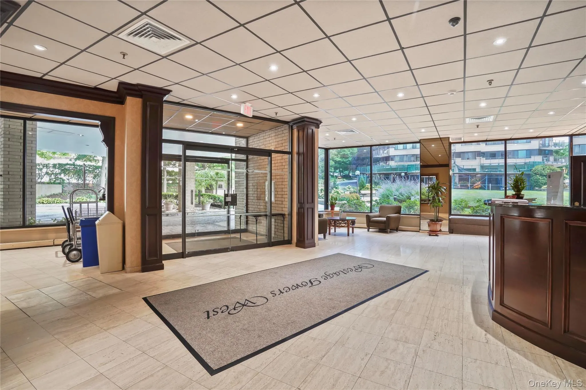 Open and bright with a concierge. Open and bright with a concierge.