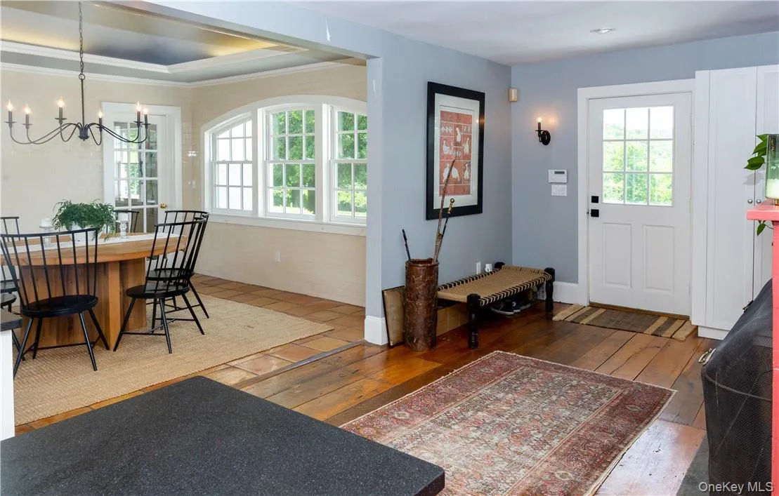 Open flow between entry, kitchen and dining area. Open flow between entry, kitchen and dining area.